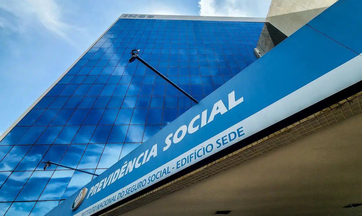 STF_oficial's tweet photo. ⚖️ STF autoriza buscas e quebra de sigilo de dados telefônicos em investigação da Operação Sem Desconto. As medidas determinadas pelo ministro André Mendonça envolvem suspeita de lavagem de dinheiro ligada a suposto esquema no INSS: https://t.co/FFMRFt7gQr

#PraTodosVerem: contém descrição da imagem