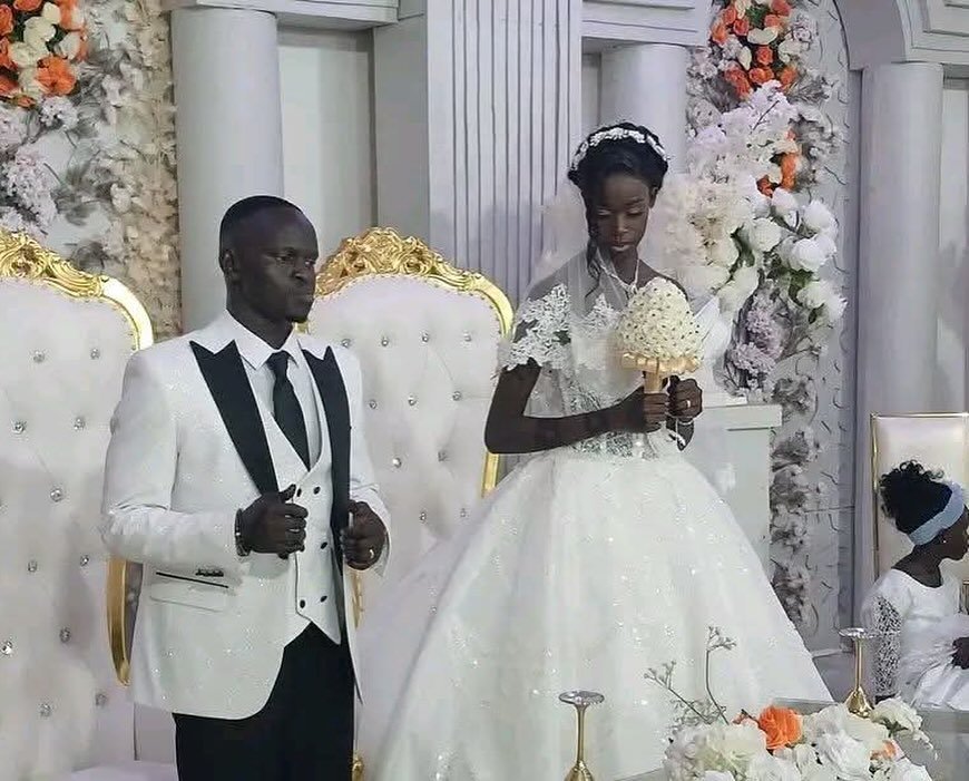 AfricaFirsts's tweet photo. A South Sudanese 🇸🇸 man, Thon Chol Riak, married Atong Aguto Monyroor after outbidding a rival in a fierce marriage contest, paying a staggering dowry of $77,000 in cash, 297 cows, and plots of land in South Sudan.

His competitor had offered $25,000 and 158 cows, but fell short as Riak sealed the union in a lavish wedding ceremony.
