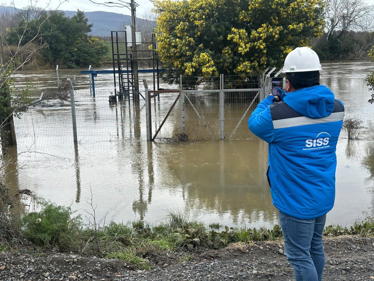SISS_CHILE's tweet photo. 🚜 #SiSS #Araucanía fiscaliza en terreno el Servicio Sanitario Rural Tijeral, en la comuna de #Renaico, tras la afectación de la captación por crecida y turbiedad.
El SSR cuenta con sondajes y otras fuentes alternativas que permiten asegurar la continuidad y calidad del agua potable para sus usuarios. ✅
#Renaico #Tijeral #Araucanía #SISS #SSR #AguaPotable #Fiscalización #TrabajoEnTerreno