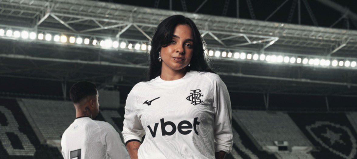 fdmcoficial's tweet photo. Botafogo lança nova versão da camisa branca, só que agora em manga longa. Ela que já foi eleita a mais bonita de maio pelo site especializado Footy Headlines, em um modelo que relembra o início da trajetória do Mais Tradicional no futebol.
ABSURDA! 🔥
#Botafogo #FDMC https://t.co/dm3Js1A61z