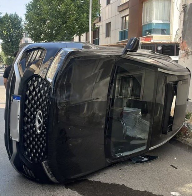 darkwebhaber's tweet photo. Sunrooftan gelen ses nedeniyle aracını servise bırakan bir vatandaşın otomobili, test sürüşü sırasında kaza yaparak pert oldu. https://t.co/9YJezmA0ce
