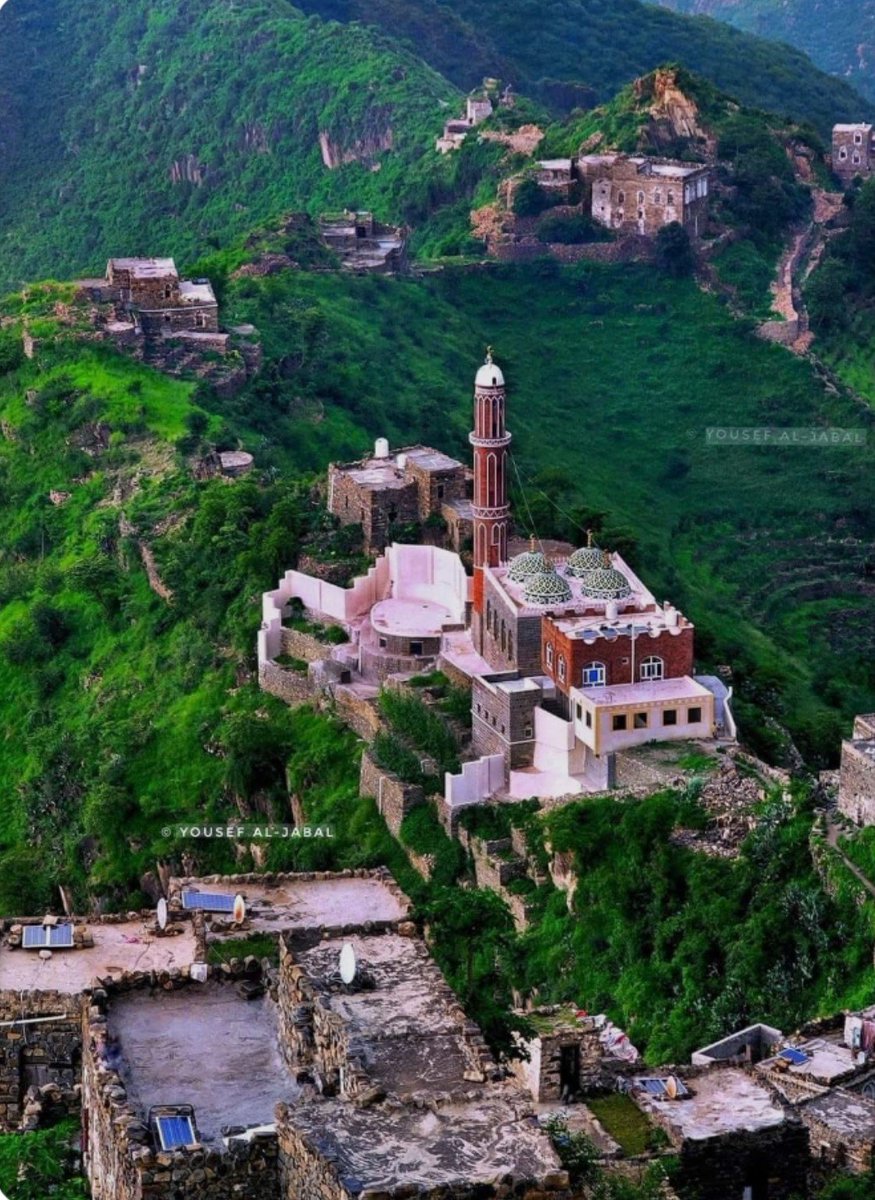 kaattas's tweet photo. عرفته يمنينا في تلفّته
خوف … وعيناه تاريخ من الرمد
رأيت نخل (المكلا) في ملامحه
شمّيت عنب (الحشا) في جيده الغيد
من أين يا بني ؟ ولا يرنو وأسأله
أدنو قليلا : صباح الخير يا والدي
ضمّيته ملء صدري … أنّه وطني
يبقى اشتياقي … وذوبي الآن يا كبدي

- عبدالله البردوني https://t.co/eSXFEoza3L