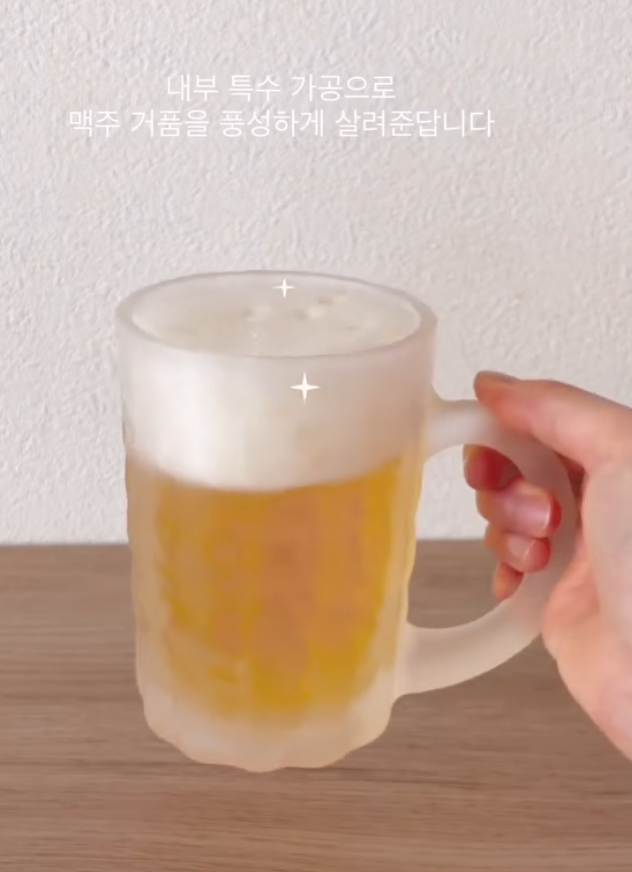 laterinfo_'s tweet photo. 여름맛 맥주잔 TOP 4
같은 맥주도 어떤 잔에 따르냐에 따라 시원함이 달라짐.

1. 스가하라
얇은 유리에 디자인이 매력적
곡선형으로 퍼지는 형태라 입에 닿는 촉감이 좋음

2. 노우사쿠
일본 전통 주조 기술로 만든 수공예 주석 제품
은은한 질감과 묵직한 존재감
열전도율이 높아 빠르게 차가워지고, 차가움을 오래 머금어 여름 맥주잔으로 최고

3. 도요사사키 아와다치
반투명 유리로 살얼음 낀 듯한 시원한 분위기
내부 특수 가공으로 맥주 거품을 풍성하게 살려줌

4. 쇼토쿠 우스하리
초박형 유리로 정말 가벼움
입술에 닿는 순간 한 모금만 마셔도 차이가 느껴짐
정리하면 촉감·보냉·거품·경량까지 잔마다 강점이 다름. 
본인이 중요하게 보는 포인트로 골라보셈.