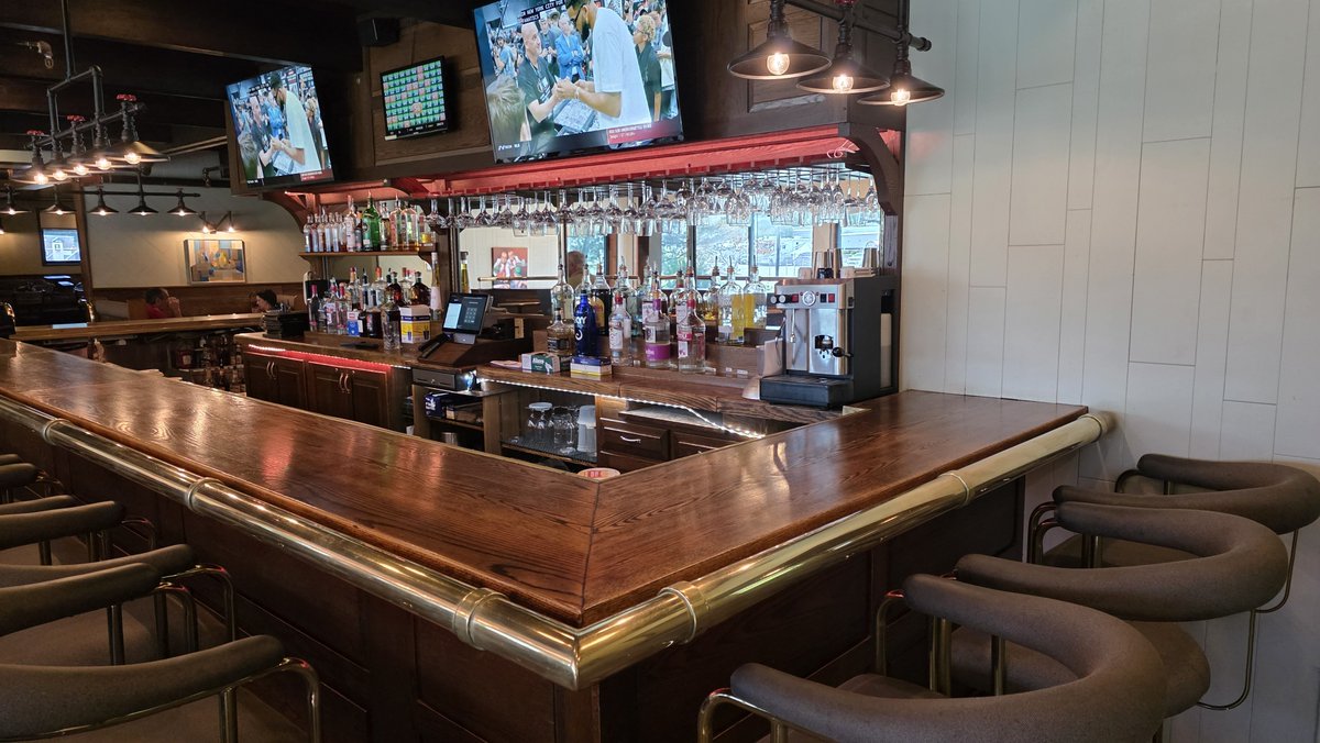 S4Tech123's tweet photo. Out with the Aloha, in with the Shift4 Dine. Cowesett Inn in Warwick, RI is officially running on Shift4 Dine POS. Smooth install, happy owners, and a system that doesn't look like it belongs in a museum. Another one in the books. 🚀 @Shift4 https://t.co/4tc2qwYIen
