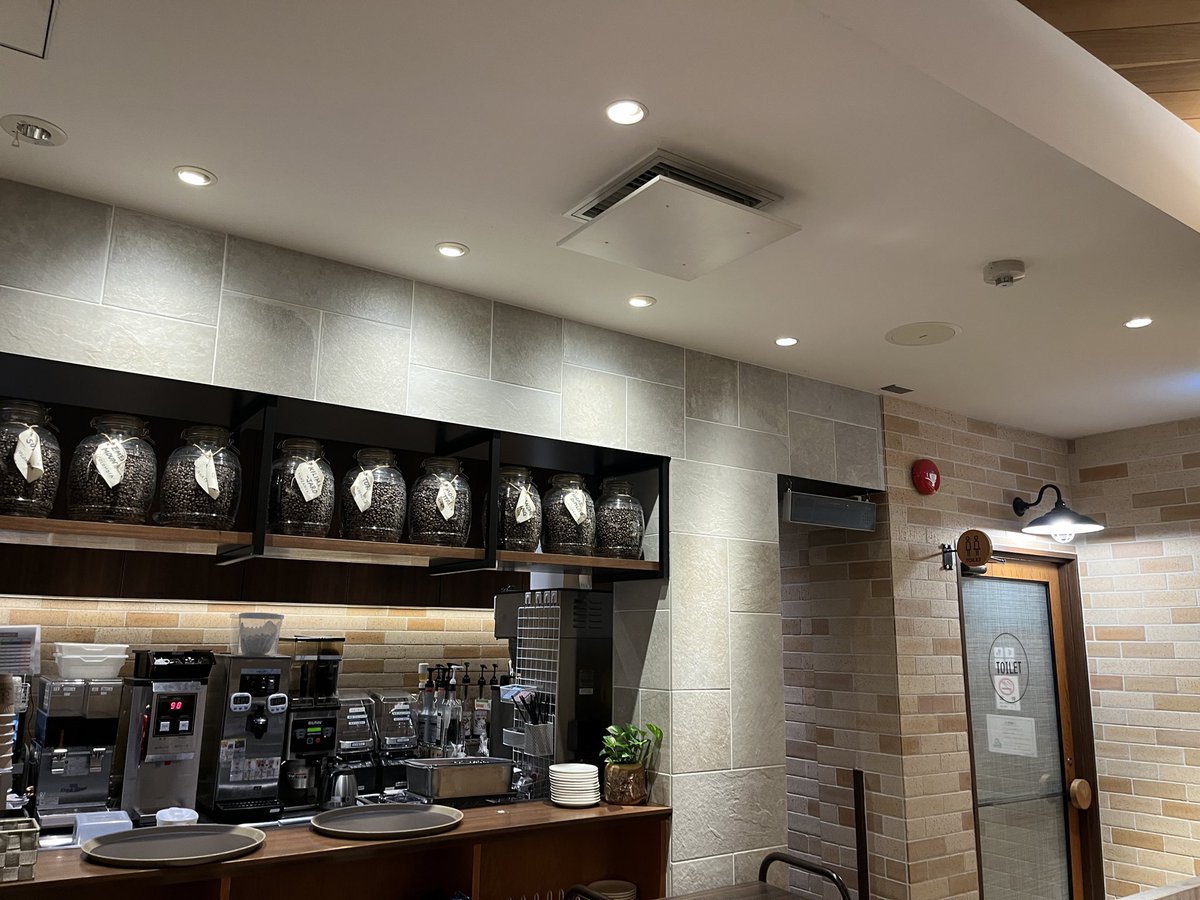 onokku_setsubi's tweet photo. おはようございます🌱

厨房の空調吹出し不良で夜間対応。

原因は、天井内にあった二つ目のフィルターの詰まりでした。
見えるフィルターはきれいでも、予期しないところに原因が隠れていることがあります。
見えている現象だけで判断しないことを大切にしていきたいです。

今日もご安全に🦺 https://t.co/i3bVQ3sWpC
