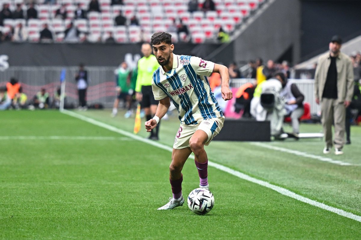 L2Actu_'s tweet photo. 🚨🚨 𝗠𝗢𝗡𝗧𝗣𝗘𝗟𝗟𝗜𝗘𝗥 𝗘𝗡𝗧𝗥𝗘 𝗘𝗡 𝗖𝗢𝗡𝗖𝗨𝗥𝗥𝗘𝗡𝗖𝗘 𝗔𝗩𝗘𝗖 𝗡𝗔𝗡𝗧𝗘𝗦 𝗣𝗢𝗨𝗥 𝗔𝗧𝗧𝗜𝗥𝗘𝗥 𝗬𝗔𝗡𝗜𝗦 𝗭𝗢𝗨𝗔𝗢𝗨𝗜 !  🤯🧡💙

Le latéral du Havre est en fin de contrat dans un an. ⏳️

(@lequipe) https://t.co/RQ0DF64JDk