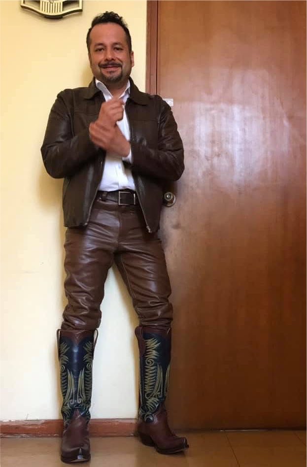 SendraLeather's tweet photo. #leatherguy #lestherjacket #leatherpants #hotboots #hotbootboy #masterboots #lickmyboots #gear365 #tallboots #embossyboots https://t.co/aclOTlbrVw