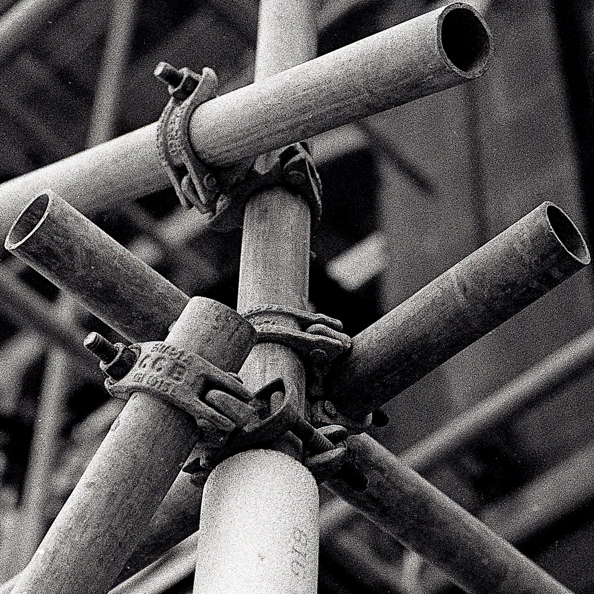 TR6STD3ACID's tweet photo. Scaffolding Tubes
#35mmstreetphotography #streetphotography #35mm #ilfordfilm #darkroom #hp5 #hp5plus #filmcameras #pentax #pentaxsp1000 #ilfosol3 #blackandwhite #bwphotography #filmscanning #plustek #scaffold #scaffolding https://t.co/nAYWnwJxrx