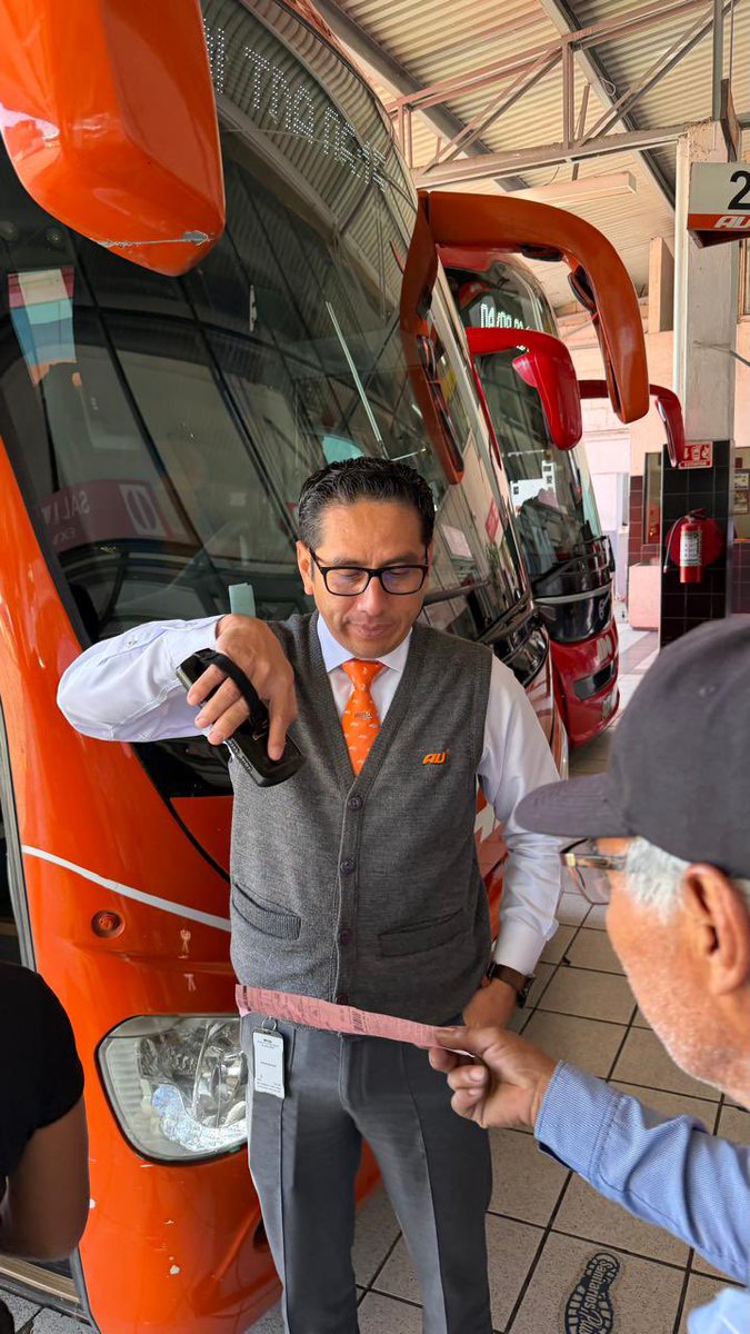 luccamar's tweet photo. Varado en Perote, pues no tiene dinero para comprar otro boleto. Que mal servicio autobuses AU https://t.co/WmcmLj053e