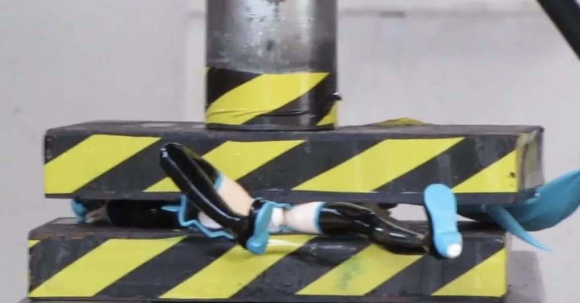 HatsuneMiku's tweet photo. MIKU!!! NOOOOOOO!!!! https://t.co/OOwipdMOms