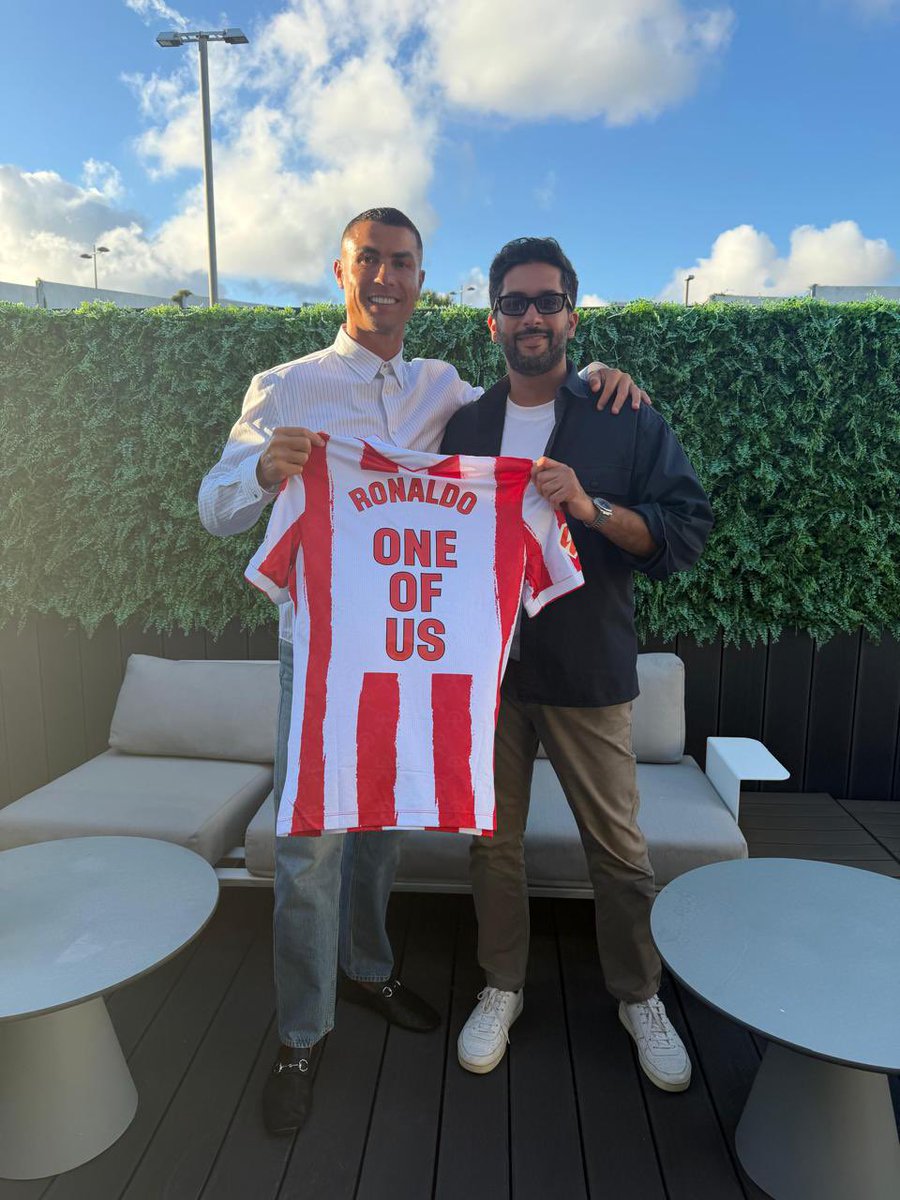 U_D_Almeria's tweet photo. 📸 Mohamed Al Khereiji, presidente de la UD Almería, con el icono del fútbol Cristiano Ronaldo, uno de los dueños del club, antes del partido amistoso internacional entre la UD Almería y el Al Nassr en Lisboa 🔴⚪️ https://t.co/xFOfGhoyic