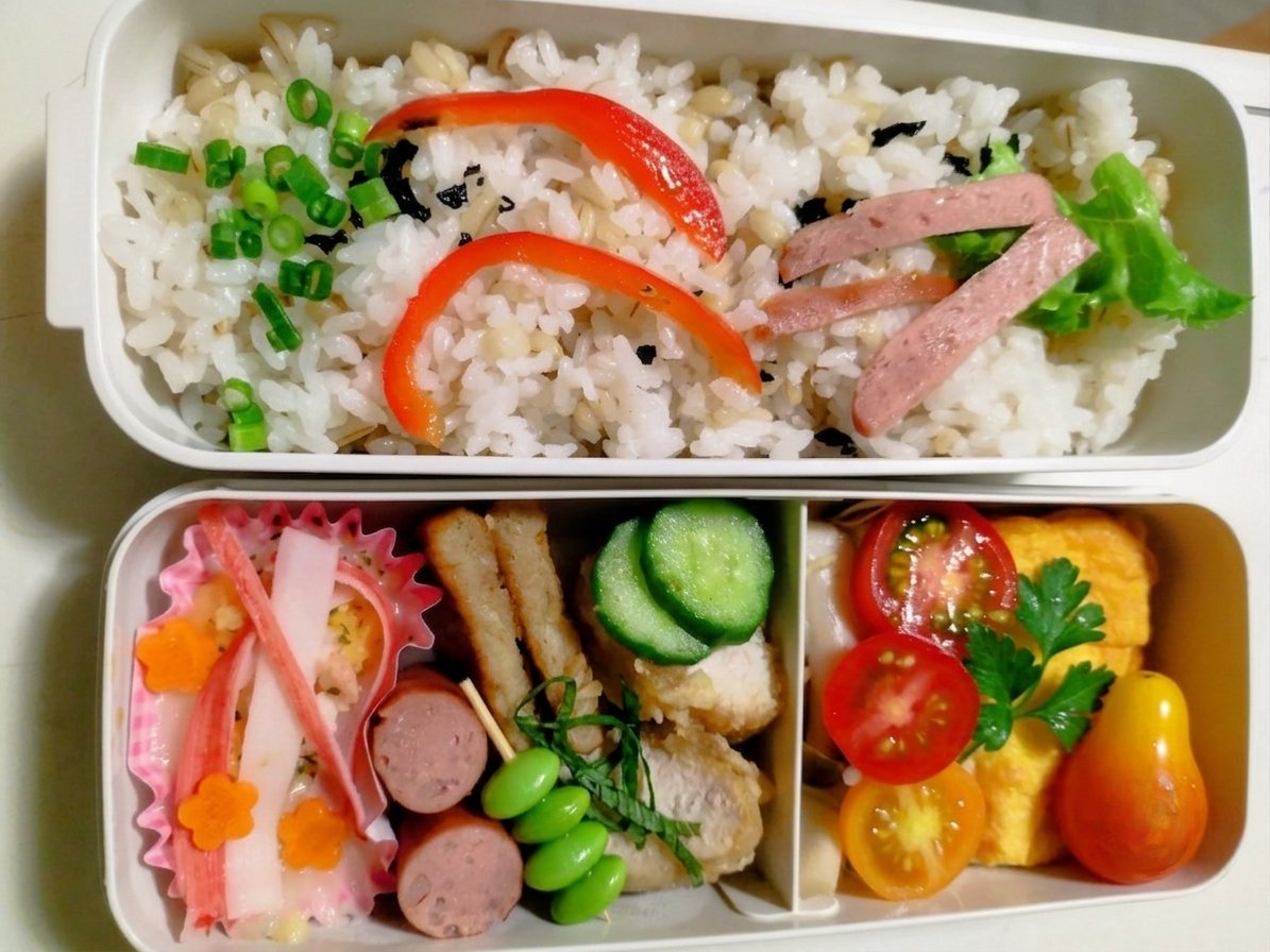 PapaMuming's tweet photo. #おはようございます!水曜日
暑さ全開　晴れのち曇りのお天気🌥️
#お弁当 と #ポセミン #松本悠似 さんの個展より #猪苗代湖 とコラボの新作の #絵 🐰
＃曲 は新しい命に書いた新曲🎼😃
今日も無理せずファイテン!
#空がある風景 #イマソラ #郡山市 #キリトリセカイ #オリジナル曲  #アート https://t.co/G99UZ4kSrE