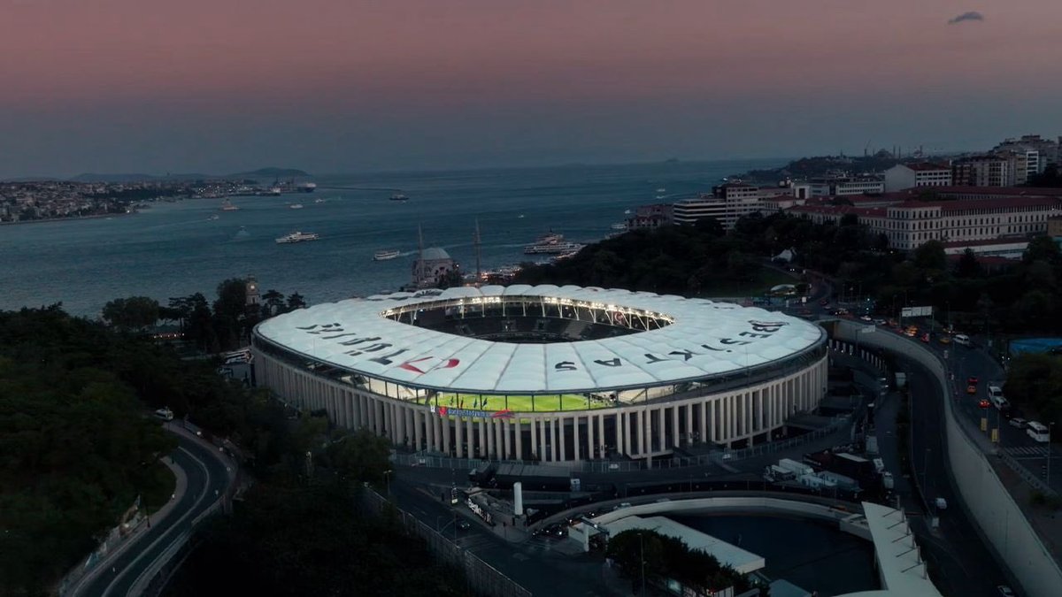 DumanOliver's tweet photo. Herkes Salah’ın mantıksız bir bedelle Trabzon’a gitmesini unutup Başkan’dan Önder Özen’e kadar herkesi eleştiriyor. Ben ise İtalyano, Trossard, Nübel ve Salih Özcan’ı getiren aklın devamını bekliyorum. O gün geldiğinde atılacak tweet çok daha keyifli olacak. https://t.co/mcd3wutINL