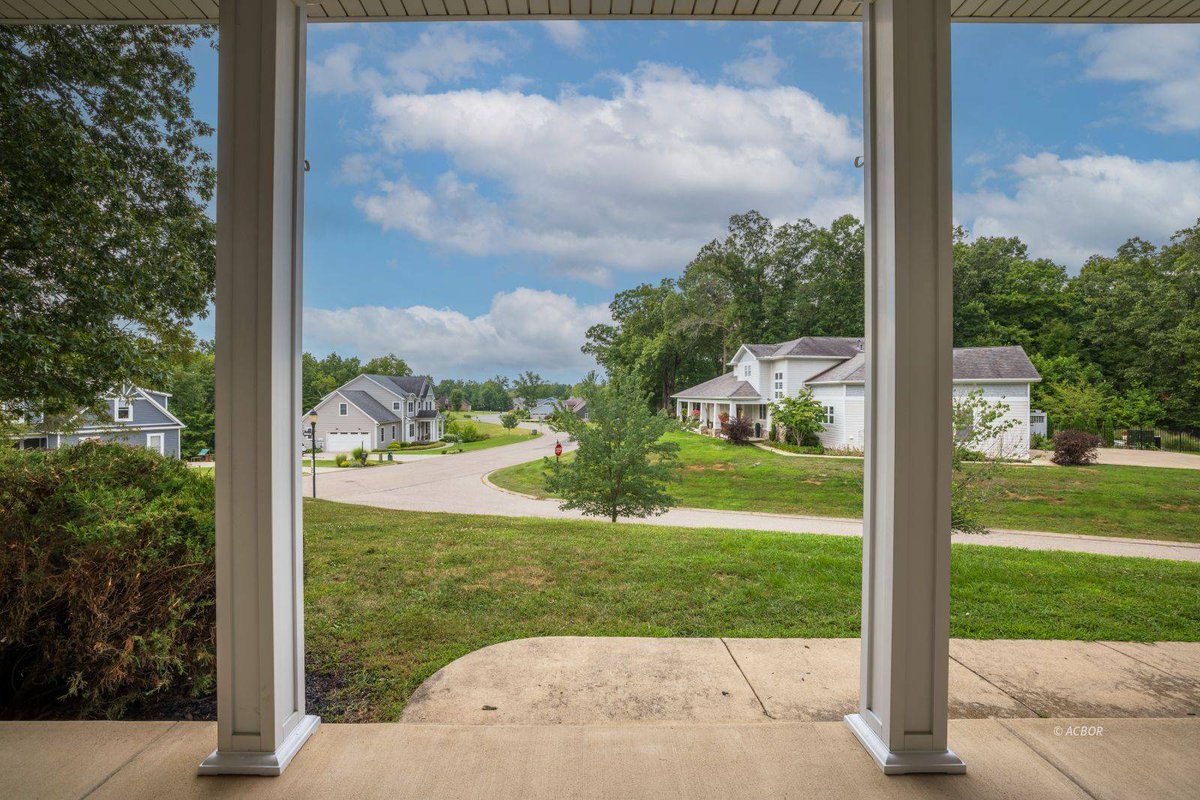 AthensOHRealtor's tweet photo. Under contract in University Estates! 🎉 This 3 bed, 2.5 bath ranch grabbed attention fast—single-level living in this Athens neighborhood is in high demand.  

See more: https://t.co/RR0OFfIW91  

#AthensOH #UnderContract https://t.co/AUrBo1meqI