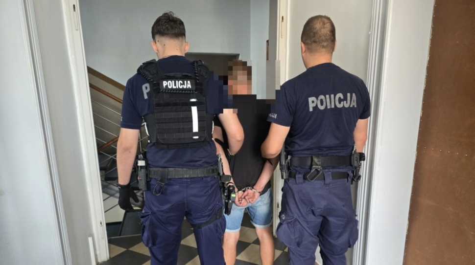 cuprwarszawa's tweet photo. 🚨🇺🇦 Miękinia. Ukrainiec – bez uprawnień, po alkoholu, z narkotykami, w Polsce mimo decyzji o wydaleniu. Przekazany SG. Kolejny przykład bezkarności. #Miękinia #Ukrainiec #PijanyKierowca #Narkotyki #Deportacja https://t.co/X5fih9ZRxn