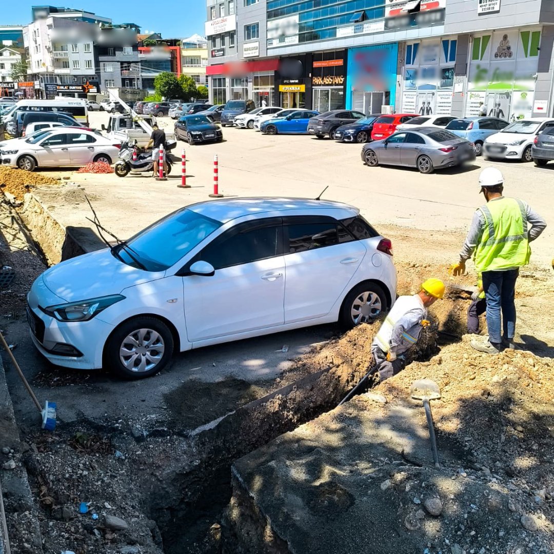 pusholder's tweet photo. Bursa'da elektrik hattı çalışması yapan ekipler, sahibine ulaşamadıkları otomobilin etrafını U şeklinde kazarak çalışmayı tamamladı. https://t.co/6Ep42FuN4l