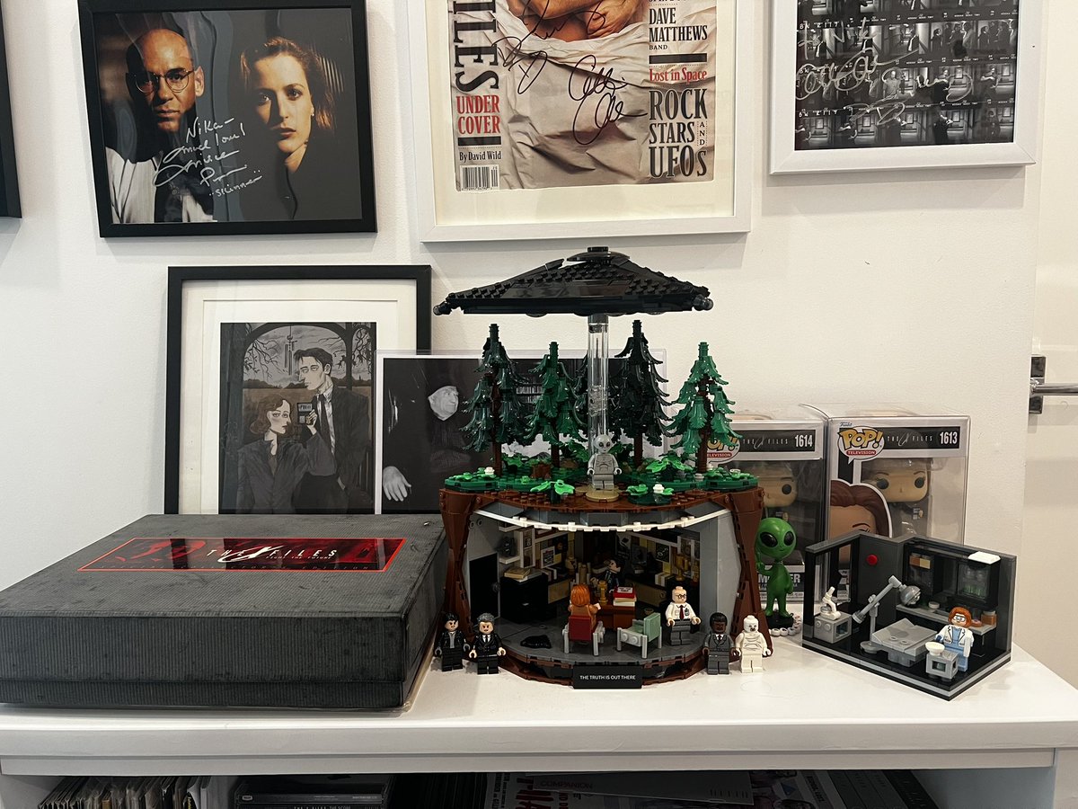 showgirlscully's tweet photo. the x-files lego sets are done and they look so beautiful on the shelf!! https://t.co/A7VLPOXcBI