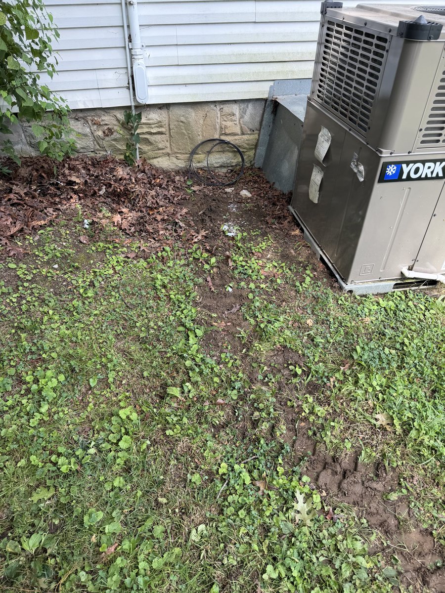 Gerick's tweet photo. Hey @googlefiber: I canceled my installation after a promotion your salesman offered was revoked.

Yet, earlier this morning someone dug up my front yard TWO DAYS before the already canceled appointment.

Who's coming to fix this? https://t.co/QMWgJfS10w