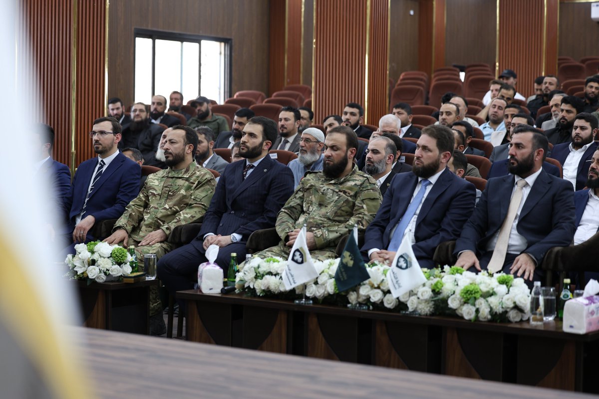 syrianmoi's tweet photo. برعاية السيد وزير الداخلية المهندس أنس خطاب، افتتح معاون وزير الداخلية لشؤون القوى البشرية الدكتور محمد حسام الشيخ فتوح فرع التأهيل والتدريب في قيادة الأمن الداخلي بمحافظة دير الزور، بحضور مدير إدارة التأهيل والتدريب الدكتور حسين سلمان، وقائد الأمن الداخلي في المحافظة العميد حذيفة صوا، ومدير إدارة الإنشاءات المهندس خالد حفار، إلى جانب عدد من المسؤولين وكبار الضباط ووجهاء وأعيان المحافظة.

واطّلع الحضور خلال الجولة على أقسام الفرع وقاعاته التدريبية ومرافقه وتجهيزاته، وما يوفره من بيئة تدريبية متكاملة تسهم في تنفيذ البرامج والدورات التأهيلية، بما يعزز كفاءة منتسبي قوى الأمن الداخلي ويرتقي بقدراتهم المهنية والميدانية، انسجاماً مع متطلبات العمل الأمني واحتياجات المحافظة.

#الجمهورية_العربية_السورية 
#وزارة_الداخلية