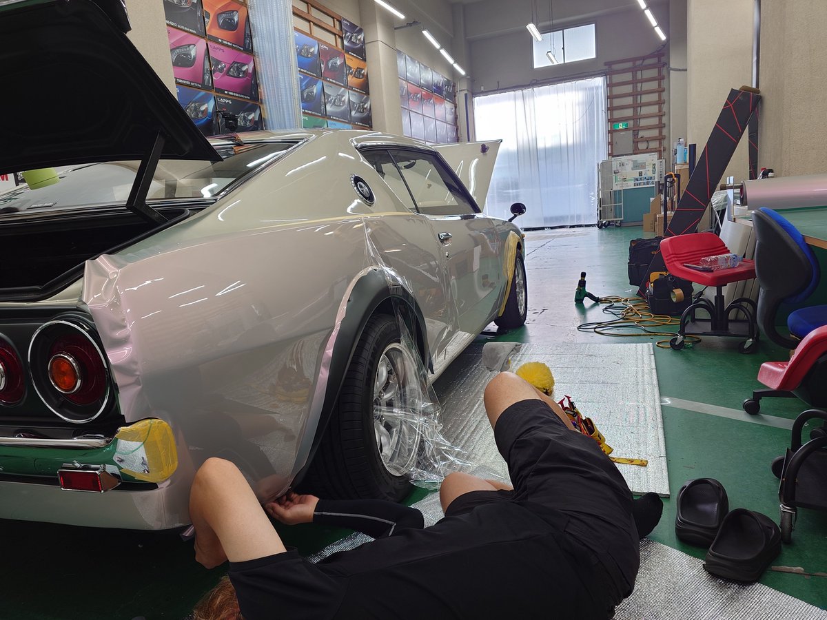 kyamaga's tweet photo. 長生きはするもんだな。まさか50年前、あこがれだったケンメリスカイラインGT-Rから選ばれてカーラッピングを任されるとは思わなかった。

1972年、生産台数はわずか197台という「幻のGT-R」。現在の中古価格を聞くと目がくらくらする。

選ばれたフィルムは、世界で販売されているカーラッピングフィルムの中でも最高峰の3M プロテクション・ラップ・フィルム。普及品タイプの3M2080の実に4倍の価格帯。普通のお客様では選ばれない、10年耐久・自己修復性を備えた逸品だ。

サイドには GP231 Gloss Flip Winter Rose
ルーフには PWF-G12 Gloss Black
こんな仕事に関われるのも――これがLAPPS流。

#YMG1 #カーラッピング #ケンメリ #スカイラインGTR #3M #LAPPS #職人募集 #未経験歓迎 #東京求人 #墨田区

LINEで気軽に聞いてね
LINE公式アカウント　https://t.co/DkdYMPSvx7
応募サイト　https://t.co/LiNsPOrxEG