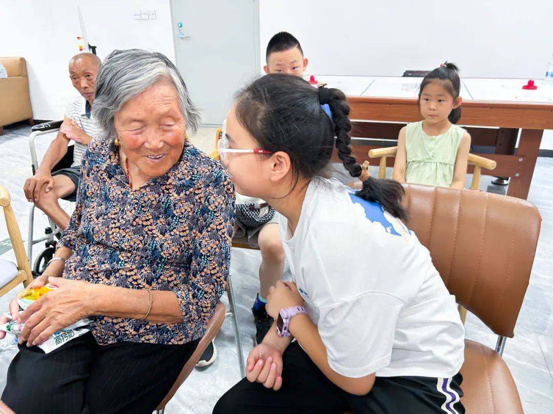 medway88's tweet photo. Spent this Sat teaching basic English to the elderly in our community. Seeing their bright smiles when they mastered a sentence made my whole weekend! So warm and meaningful to give back. https://t.co/RIuetuSVnF