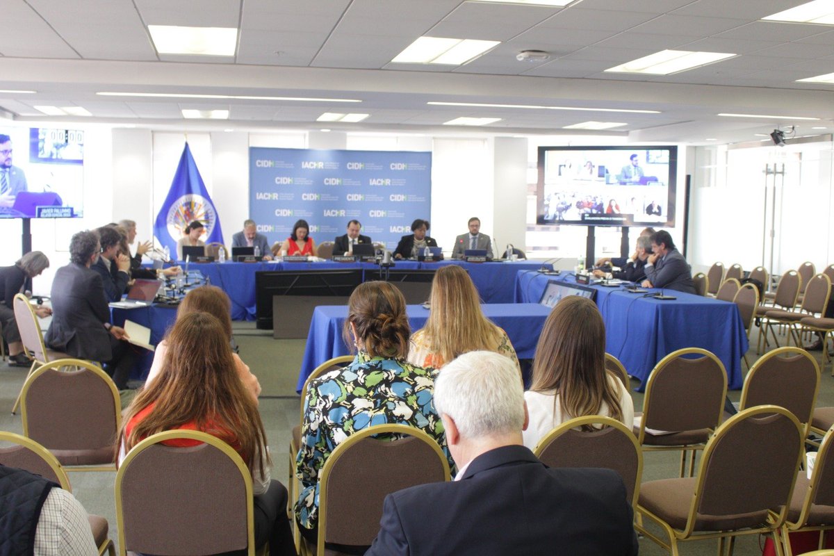 rodoaguiar's tweet photo. ÚLTIMO MOMENTO!!
EL GOBIERNO ARGENTINO FUE CACHETEADO POR LA CIDH EN WASHINGTON!!

EL MOVIMIENTO OBRERO GOLPEÓ A MILEI DONDE MÁS LE DUELE, EN EEUU!!

El Gobierno hizo agua, se quedó sin argumentaciones a la hora de defender la mayor avanzada patronal de las últimas décadas. Hemos dado un paso trascendental en nuestra pelea contra la reforma laboral: LA VAMOS A TERMINAR VOLTEANDO. 
Llegamos hasta la Comisión Interamericana de Derechos Humanos para denunciar que el espíritu de esta reforma es beneficiar sólo a los empresarios y aumentar sus márgenes de rentabilidad a partir de una mayor explotación. JORNADAS MÁS EXTENSAS Y SALARIOS MÁS BAJOS.
Aquello que sostuvo la OIT sobre que el trabajo no es una mercancía se transformó en LETRA MUERTA. Con esta reforma, estamos frente a un régimen de COMPRAVENTA DE LA FUERZA DE TRABAJO.
En la Argentina, enfrentamos un ataque al Estado de Derecho, a la democracia, a la Constitución Nacional y al sistema interamericano de derechos humanos. Por eso es que ESTA COMISIÓN DEBE ACTUAR.