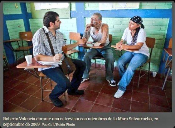 mar19611963's tweet photo. @nmasunivision Los informantes de @nmasunivision 😂😂 los grandes periodistas del Faro, posando en la foto con los asesinos de nuestro pueblo. https://t.co/ROPifWrnE4