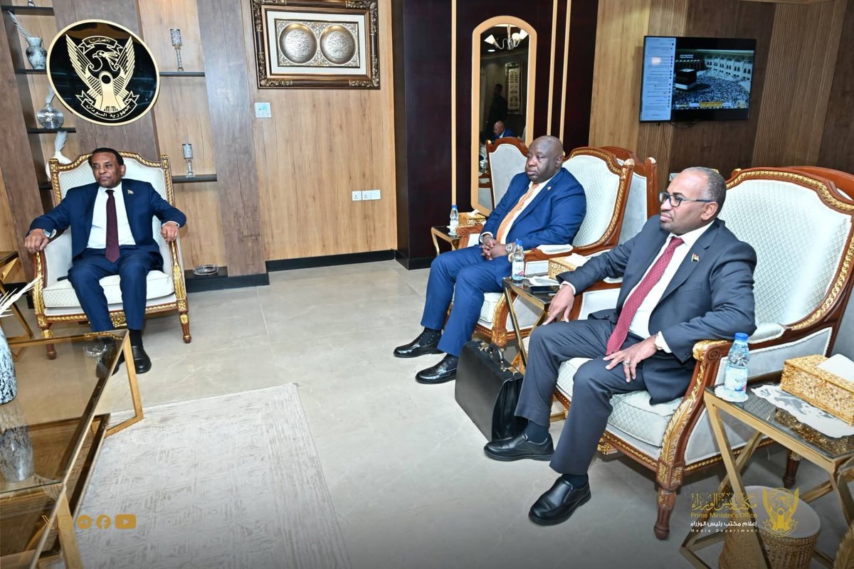 atafmohamed3's tweet photo. 🚨💥 دولة العدوان تمتلك وتستحوذ على أكبر مناجم الذهب في السودان!

🎯 هل تعلم ـ يا رعاك الله ـ أن شركة (أليانس) للتعدين التي تدير مشروع (كوش)، أكبر مناجم الذهب في السودان، تتبع لمجموعة (إميرال للموارد Emiral Resources) التابعة لدولة الإمارات؛ التي سامت أهل السودان سوء العذاب!!!.

🎯 الشركة في الأصل أسسها الدبلوماسي الروسي السابق، بوريس إيفانوف، ومن ثم استحوذ عليها الشيخ طحنون بن زايد، مستشار الأمن القومي الإماراتي؛ أي إن الروسي الآن مالك على الورق فقط — مجرد (جوكي).

🎯 تضخ دولة الإمارات مليارات الدولارات من خلال مجموعة (إميرال) للاستحواذ على قطاع التعدين في قارة إفريقيا، حيث يسعى الشيخ طحنون لامتلاك المناجم والمعادن الخام في مختلف الدول الأفريقية.

🎯 وحكومة الأمل إن كانت تدري بهذا الأمر فهي مصيبة، وإن كانت لا تدري فالمصيبة أعظم!!!... لكن الثابت أنها تدري بأمر تعيين مستشار رئيس الوزراء ومدير مكتبه، نزار عبد الله محمد، عضواً بمجلس إدارة شركة (أليانس) للتعدين من قبل وزير المعادن، نور الدائم طه.
😡 شُفت كيف؟

🎯 هذه الحكومة يجب أن تغادر اليوم قبل الغد؛ فهي تُمنى كل يوم بالفشل الذريع في كافة المجالات!
🤲🏽 حسبنا الله ونعم الوكيل.

 #sudan