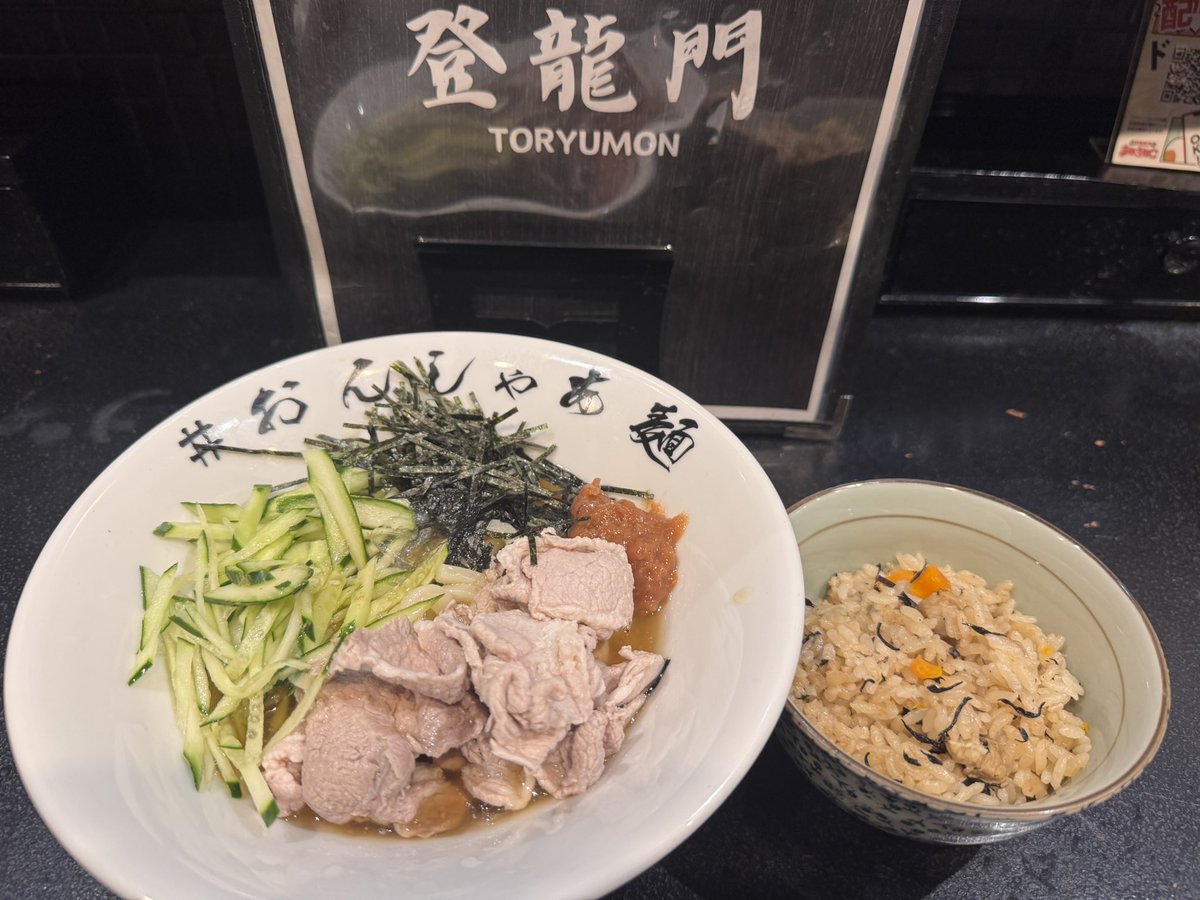 oxo_cat's tweet photo. 今日のまかないは梅ワサビうどんとジューシー(沖縄の炊き込みご飯)でした😊
ワサビ苦手だけど、梅と合わさってたら食べれました😭😭
ジューシーも豚肉の旨みがお米にしみててめちゃくちゃ美味しかったです😋
現在、沖縄フェアをやってるのでぜひ食べに来てください。

 #登龍門ご飯 https://t.co/C2rrIaCkbP