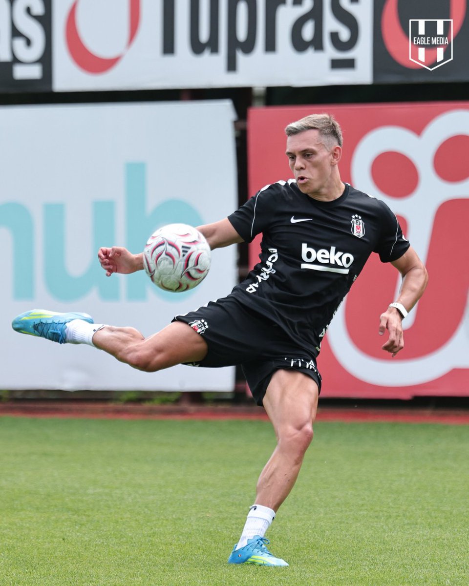 Eaglemedia__'s tweet photo. Beşiktaş, limit açıp Trossard’ın lisansını çıkaramazsa FC Hradec Králové turunda iki maçta da forma giyemeyecek. 

Beşiktaş’ın limit açabilmesi için oyuncu satışı gibi bir hamle yapması gerekiyor.

(Onur Tuğrul) https://t.co/9ravutJhvO