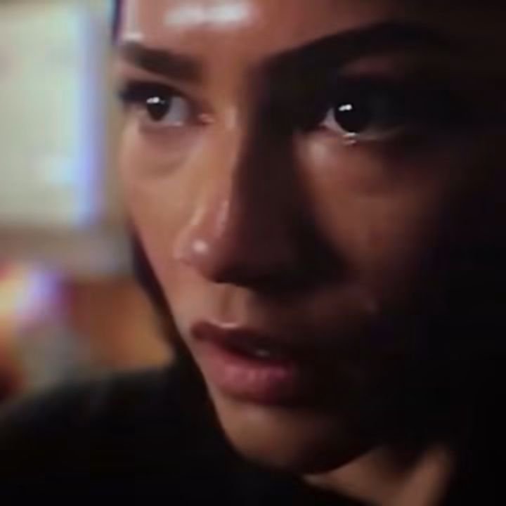 Harsikomide's tweet photo. I've seen a lot of theories about why MJ started crying during the time freeze,but this one makes the most sense to me. I don't think Jean Grey restored her memories, I think she simply showed MJ the life she once shared with Peter. For just a moment, she felt what had been lost. https://t.co/Ng3QJCOkCa