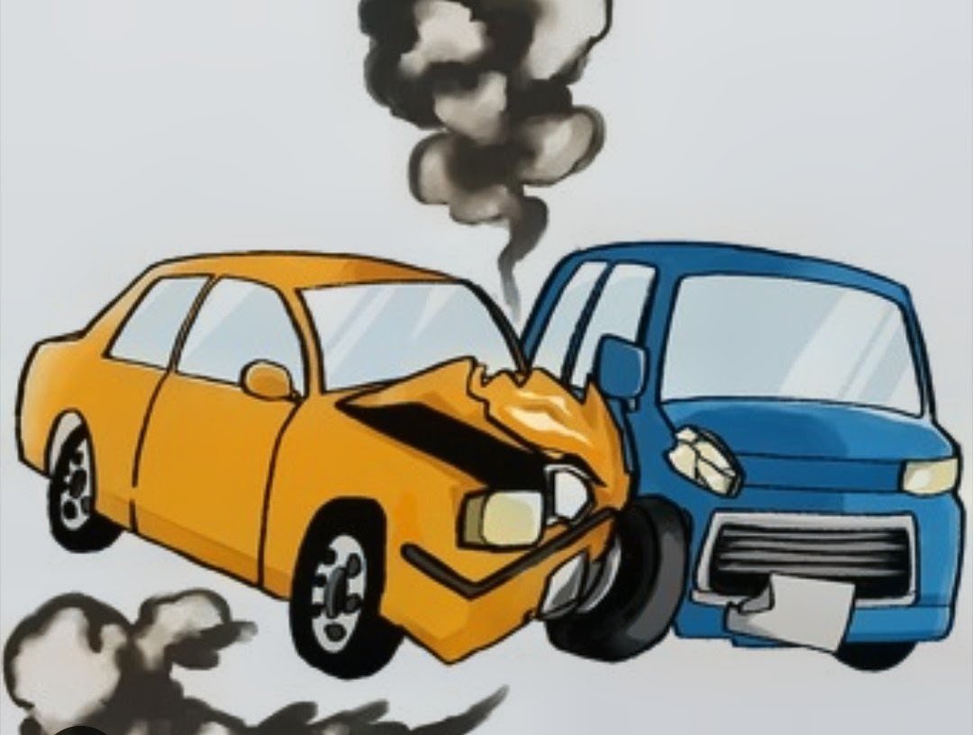 mikstone1's tweet photo. Varnostna razdalja od resnice

Slovenska policija je torej ugotovila krivca. Ni to niti generalna policijska uprava, niti urad predsednice, niti usoda. Kriv je voznik, ki menda ni spoštoval varnostne razdalje. Malce mu bo verjetno odrezala od plače, morda bo šel na tečaj varne vožnje, javnost pa lahko mirno zaspi, ker je pravica zadoščena.
Samo nekaj malenkosti manjka tej zgodbi, da bi bila verodostojna. Voznik ni bil naključni upokojenec na nedeljskem izletu, ampak izurjen policist, ki vozi v varovani koloni. Namen take kolone ni, da avtomobili držijo tri sekunde razmika kot na avtošoli, ampak ravno nasprotno, da vozijo strnjeno, kot en organizem, da nihče ne more vriniti vmes ne novinarja ne atentatorja ne tovornjaka s kokošmi. Obtožiti policista v koloni "premajhne varnostne razdalje" je toliko smiselno, kot bi kolesarja v pelotonu kaznovali, ker se pelje preblizu tekmovalcu pred sabo, ali dirkača v formuli 1 za vožnjo za varnostnim avtomobilom, ker se ne drži predpisanih sto metrov. Cel namen te vožnje je prav to, česar so ga zdaj menda obtožili. To ni pojasnilo nesreče. To je birokratski alibi, ki zveni prepričljivo samo tistim, ki novic ne berejo naprej od naslova.
In prav to je poanta. Dokler se javnost prereka o centimetrih med avtomobili, nihče ne sprašuje, kdo je dejansko sedel zraven predsednice. Urad predsednice je najprej sporočil, da huje poškodovana sopotnica "ni javna oseba". Kar je, no, tehnično res, dokler ne postane vprašanje, čigava zasebna oseba je in zakaj se z njo vozi v policijskem spremstvu. Ko so mediji začeli kopati, se je izkazalo, da gre za rusko državljanko, ki naj bi bila predsednici blizu, in da naj bi imela za sabo že eno prometno nesrečo s smrtnim izidom. Če je to res, potem "ni javna oseba" ni izjava, temveč sprenevedanje v čisti obliki. Tisto, ko nekdo govori resnico, izbrano tako natančno, da ustvari laž.
Nato pride še zgodba o varnostnem pasu, ki v vsej tej gneči deluje skoraj kot postranska opazka, čeprav bi morala biti prva stran. Štiri dni po nesreči je predsednica sama razkrila, da ni bila pripeta. Zanimivo je predvsem to, zakaj je ta podatek prišel na dan šele s takšno zamudo? In zakaj se z njim ne ujema tisto, kar naj bi na kraju nesreče govorili policisti in reševalci? Namreč, da je bila pripeta prav ona, drugi dve sopotnici pa sta ob trku poleteli po kabini. Zlom ključnice ni poškodba, ki jo človek dobi, ker leti po avtu. Je klasična, v travmatologiji dobro poznana posledica ravno varnostnega pasu, ki v trenutku trka telo sune ob ramo. Če je torej res prišlo do razhajanja med uradno različico in tem, kar so na terenu videli ljudje v uniformah, potem to ni podrobnost, temveč jedro zgodbe.
In potem je tu še drobcena, skoraj smešna podrobnost. Da naj do 23. ure ne bi smela poklicati moža. Kdo pa naj bi ji to sploh prepovedal? Predsednica države ni pripravnica, ki čaka na dovoljenje nadrejenega, da si vzame telefon. V nesreči prizadet človek najprej pokliče svojce. To ni protokolarno vprašanje, ampak človeški refleks. Če je nekdo poskušal to urejati kot vprašanje protokola in ne sočutja, potem se je nekdo bolj ukvarjal z upravljanjem zgodbe kot z upravljanjem posledic nesreče.
Skupni imenovalec vsega naštetega ni prometna nesreča. Je vaja v komunikacijskem inženiringu. Vsaka neprijetna podrobnost dobi svojo majhno, tehnično zveneč razlago, ki od daleč izgleda prepričljivo, od blizu pa razpade kot slab alibi na zaslišanju. Voznik je kriv za razdaljo, ki je po definiciji ne bi smel držati. Sopotnica ni javna, dokler ne postane neizogibno javna. Pas je bil odpet, dokler priče niso rekle drugače. In telefon je bil menda prepovedan, čeprav ga ni imel kdo prepovedati.
Državljani niso zahtevali veliko. Samo to, da jim nekdo pove, kaj se je dejansko zgodilo. Namesto tega so dobili serijo pojasnil, ki druga drugo izpodbijajo hitreje, kot jih uradi uspejo izdati. Če je za nekaj vredno vprašati se, kakšno je "umazano ozadje" te zgodbe, potem prav zato! Ker laž postaja večja.