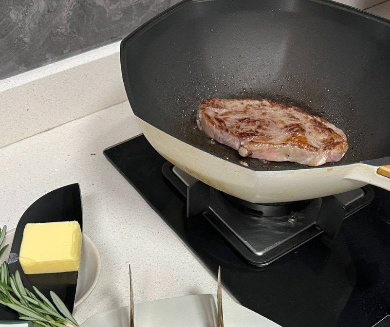 Emma_01y's tweet photo. True quality of life is not found in the hustle and bustle, but in earnestly treating every meal with care, even when you are alone.🥩#steak #Butter #rosemary https://t.co/LOn4jejyfo