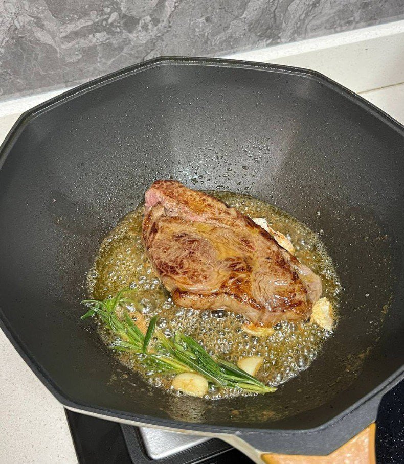 Emma_01y's tweet photo. True quality of life is not found in the hustle and bustle, but in earnestly treating every meal with care, even when you are alone.🥩#steak #Butter #rosemary https://t.co/LOn4jejyfo