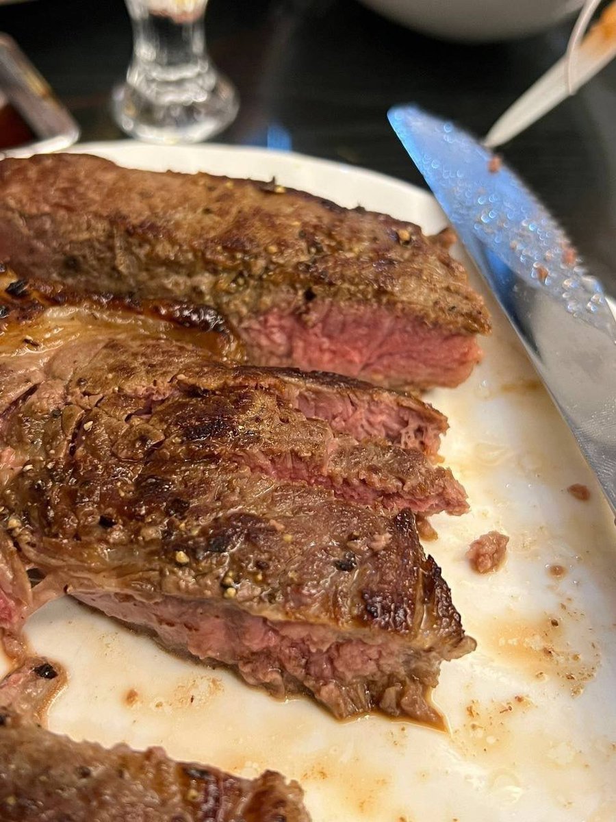 Emma_01y's tweet photo. True quality of life is not found in the hustle and bustle, but in earnestly treating every meal with care, even when you are alone.🥩#steak #Butter #rosemary https://t.co/LOn4jejyfo