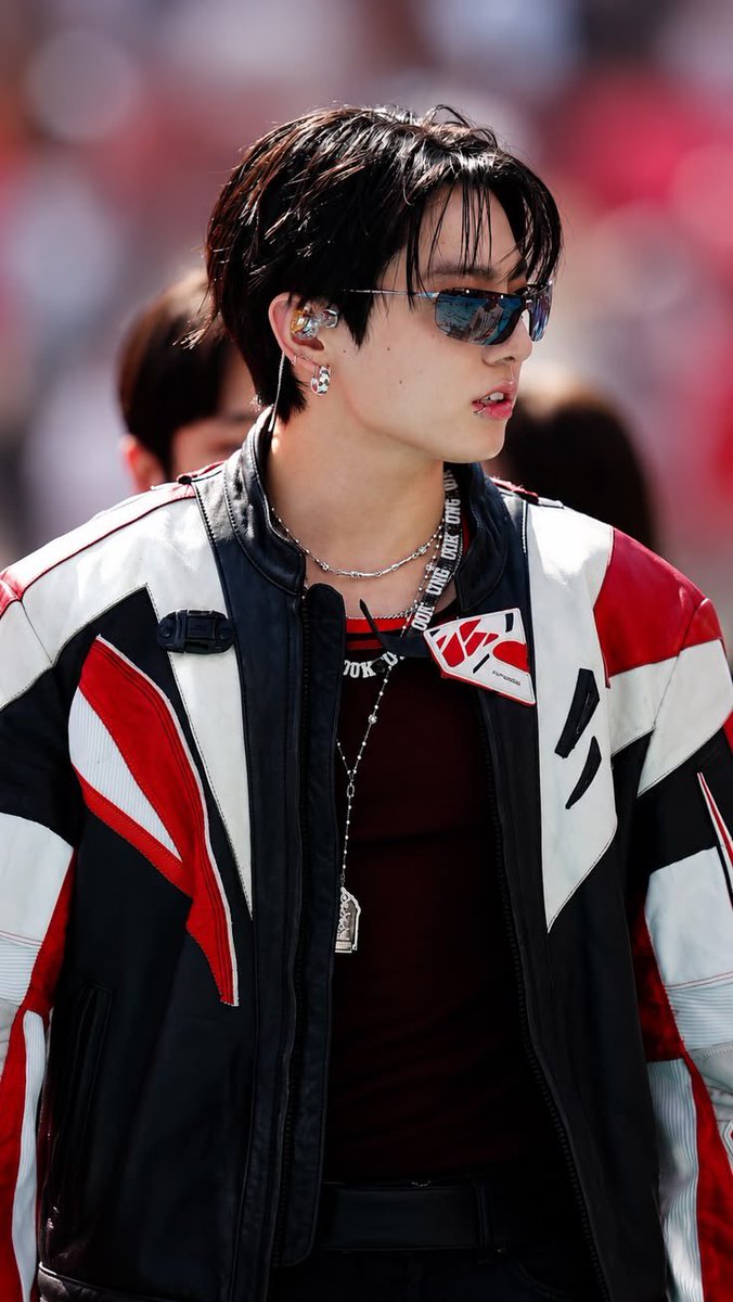 SICKTEAR7's tweet photo. #JUNGKOOK (3) broke the tie with JIMIN and JOJI (2) and became Asian soloist with most songs to have 1.2 BILLION streams on Spotify 🥵🔥👑 https://t.co/MZl1p9buk2