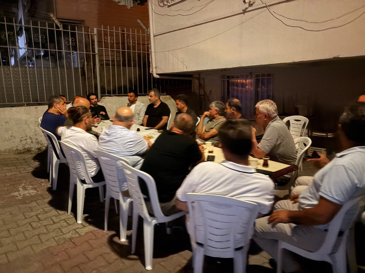 eyupilceakparti's tweet photo. 📍 Akşemsettin Mahallesi | Metro Blokları

Yoğun geçen günün ardından, Başkanımız @Muhmmtvanlioglu ile birlikte gecemizi de Metro Blokları’nın kıymetli komşularımızla birlikte geçirdik.

Samimi sohbetleri ve misafirperverlikleri için tüm hemşehrilerimize gönülden teşekkür ederiz.

Hayırlı geceler. 🌙

@abdullahozdemir 
@akpartiistanbul