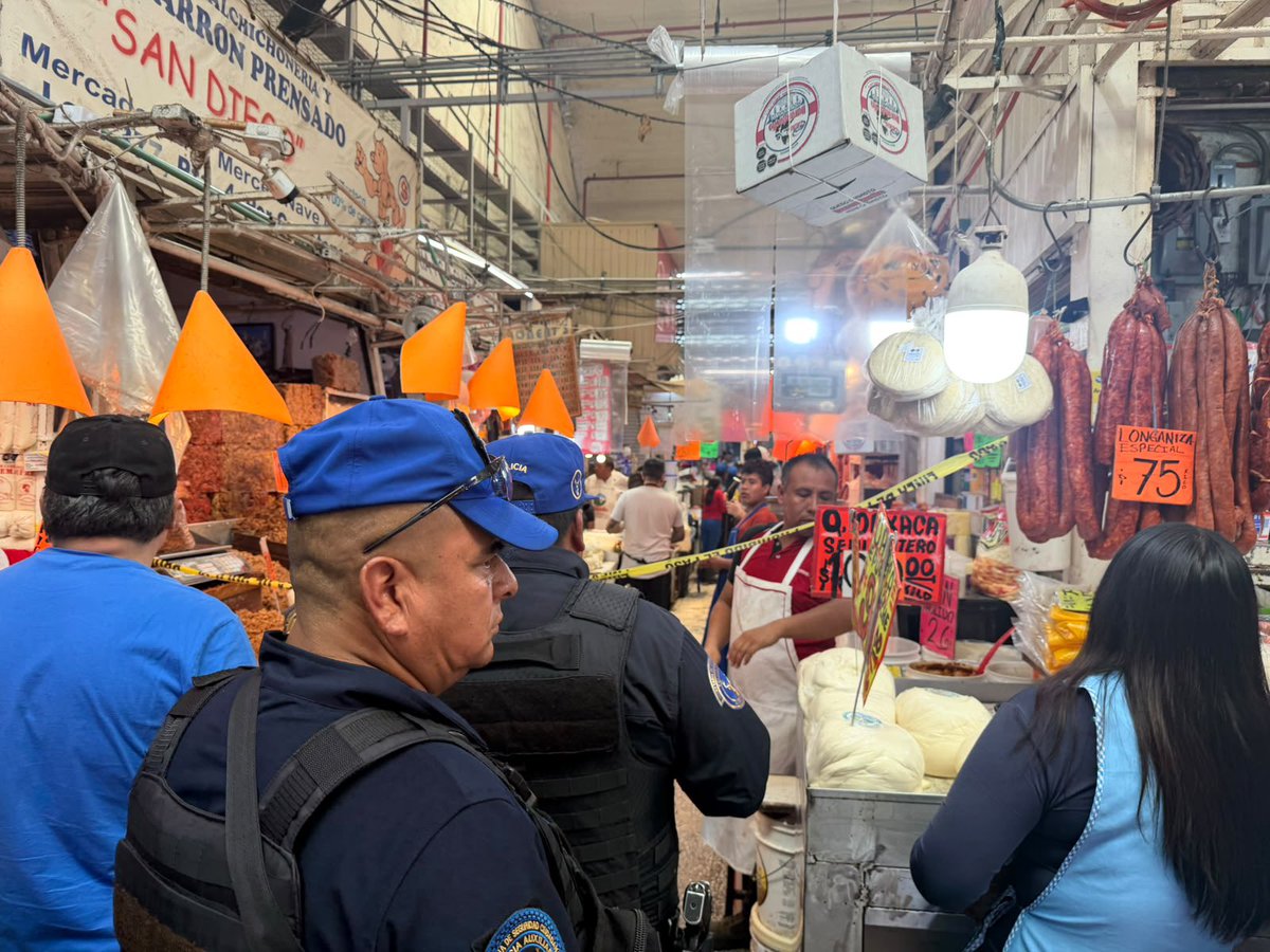LisetGlezG's tweet photo. #ULTIMAHORA Encuentran el cuerpo de Fernando, atorado en una coladera al interior del área de carnes del Mercado de la Merced, en @A_VCarranza El hombre ingresó el día de ayer a las 7 de la noche a limpiarla, pero alguien cerró la tapa dejándolo atrapado https://t.co/RFOOaZvIsN