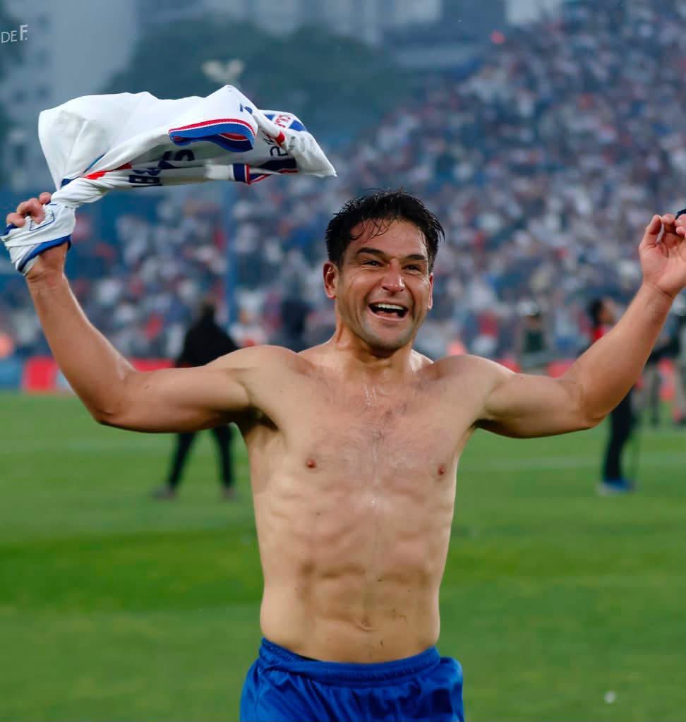 TricolorChala's tweet photo. Hijo pródigo de nuestra cantera, marcó a una generación que festejaba con el zapato en la oreja, que se compraba los mercurial por el.

De las apariciones más explosivas que recordamos de un juvenil, suerte en lo que viene Nico

Era unos años antes… https://t.co/aPzyqQpfgk