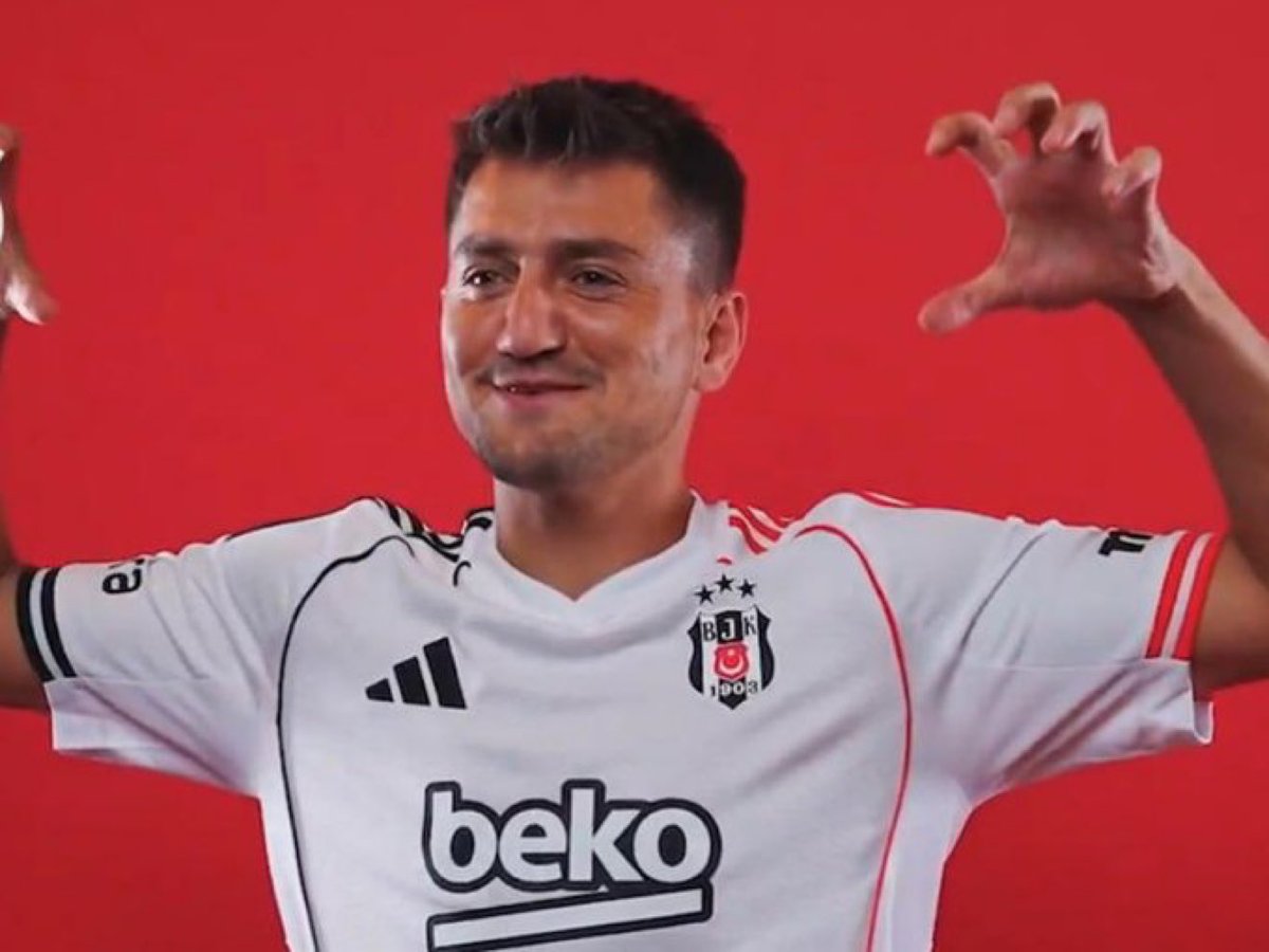 FenerCityHQ's tweet photo. @Trabzonspor @yagosabuncuoglu Al sana yerli Salah @Besiktas https://t.co/4mLmPdVANi