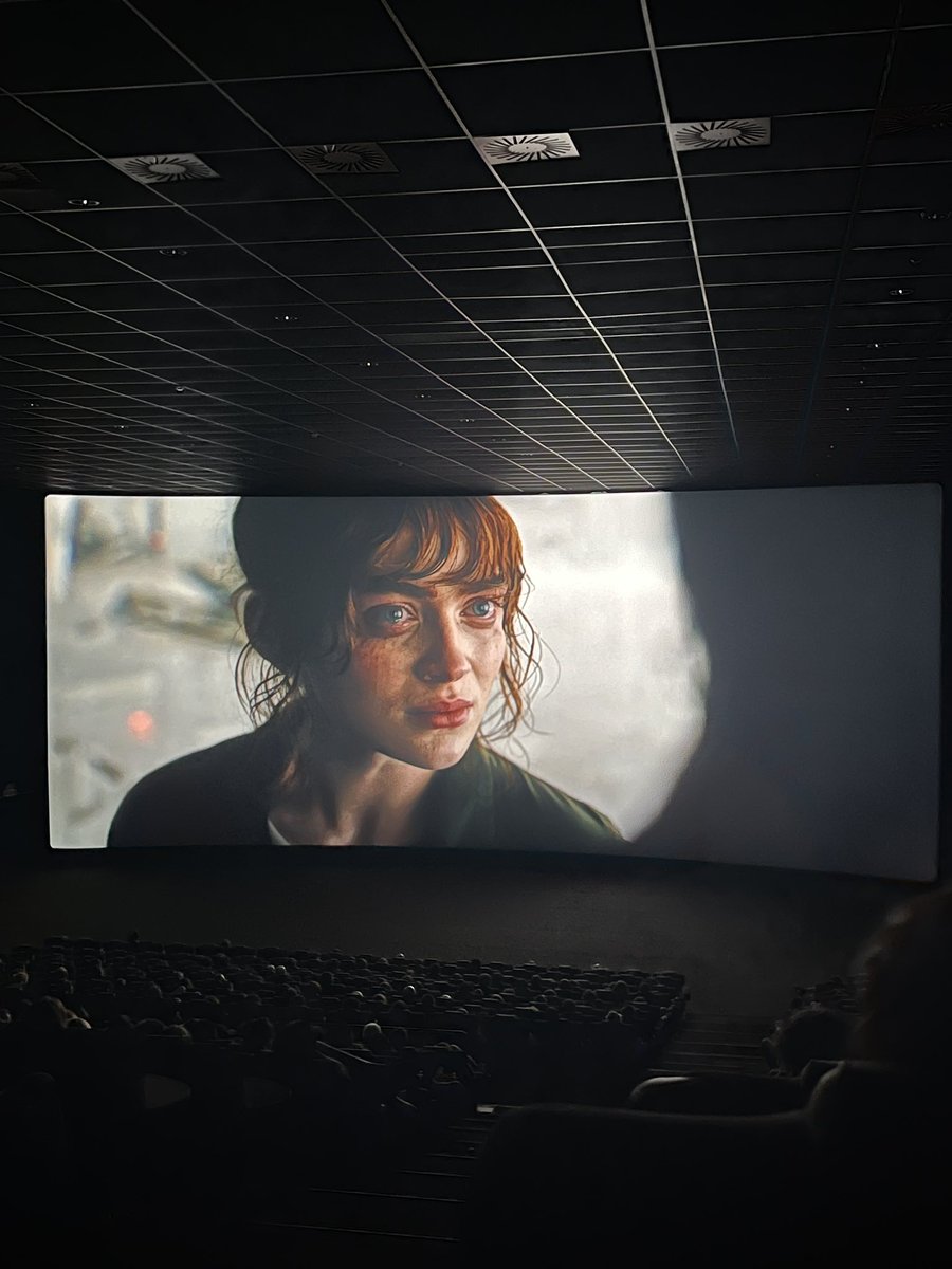 andreeaamb_'s tweet photo. the stage vs the big screen 💞 https://t.co/FgRfpMnwkB