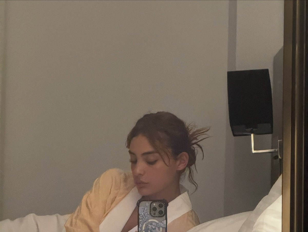 dvictoxria's tweet photo. violeta es tan la protagonista de una película romántica por la que yo haría cualquier cosa para tener ese final feliz https://t.co/GNfcgflSuU