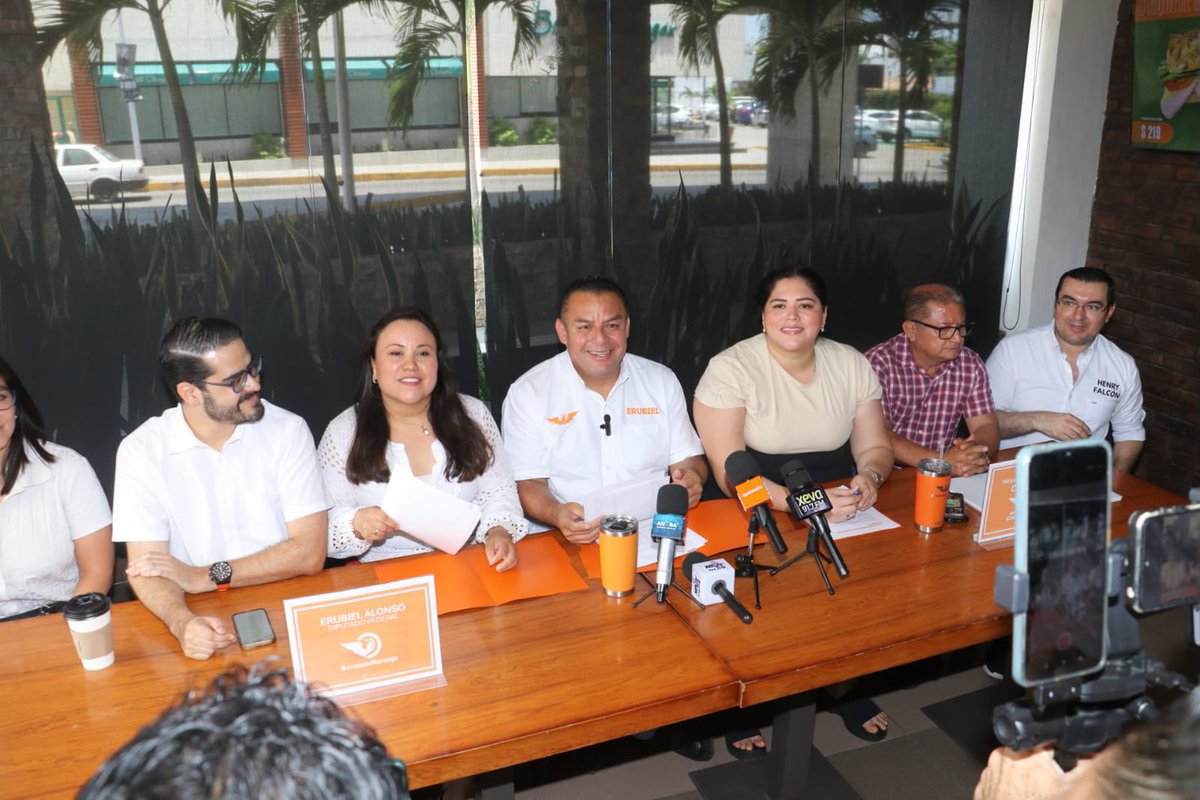 Erubiel_Alonso_'s tweet photo. ¡Seguimos defendiendo las causas ciudadanas! 🍊🗣️

🍊 No más hostigamiento a los maestros del CECyTE Tabasco.

🍊 Consulta ciudadana sobre ajustes a la tarifa del transporte público.

🍊 Falta de paridad de en cargos públicos del estado.

🍊 Urge una verdadera estrategia de seguridad.

🍊 Salario digno a los trabajadores del estado.

#Centro #Tabasco #Causas #Ciudadana #ErubielAlonso