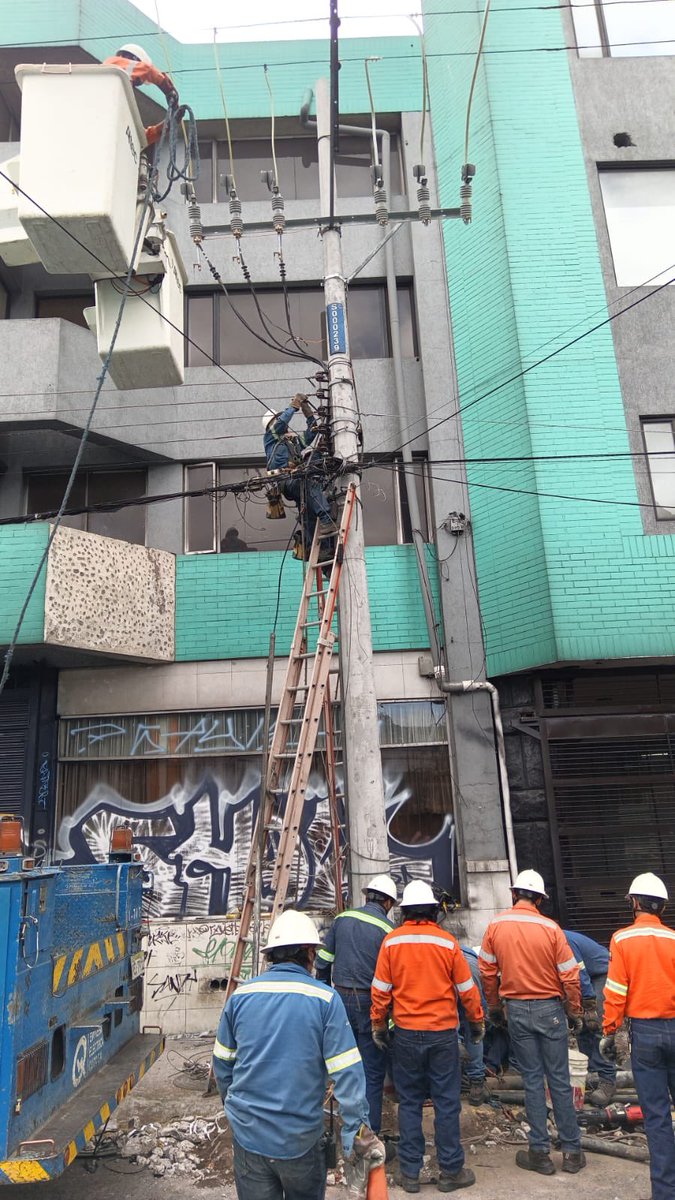 ElectricaQuito's tweet photo. 🕐 #AlMomento |👷🏻 Personal operativo de la #EEQ realizó la reposición del poste chocado, sin embrago continúan realizando trabajos correctivos en la red de energía por la magnitud de la afectación de la infraestructura eléctrica a causa del poste chocado en la Av. Maldonado y Alonso de Angulo.⚡️

Agradecemos su comprensión. 🤝

#EEQtrabajaPorTi #GestiónEEQ #ReparacionesEEQ
