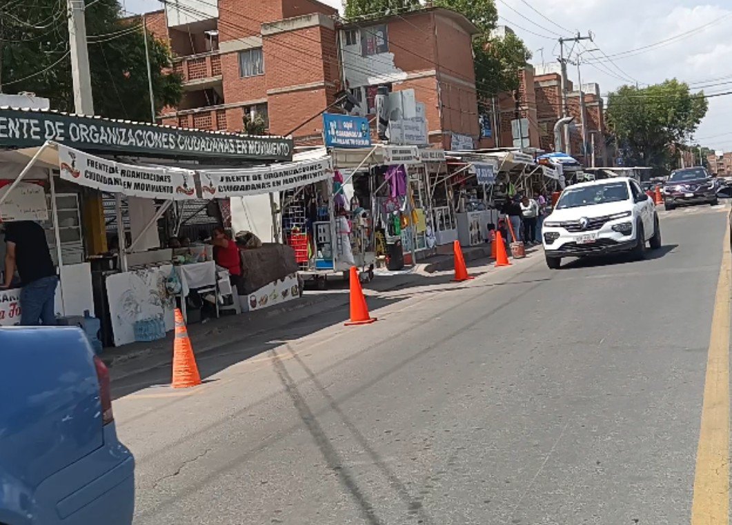 Hechizero_38's tweet photo. @SGGM_Pue La situación frente al Hospital General del Sur va de mal en peor. Ahora ya colocaron más puestos sobre la vialidad, también diferentes objetos pero ahora en AMBOS LADOS...¿Que hacemos?
@FrancoR01 @pepechedrauimx https://t.co/Zsma2w7QyC