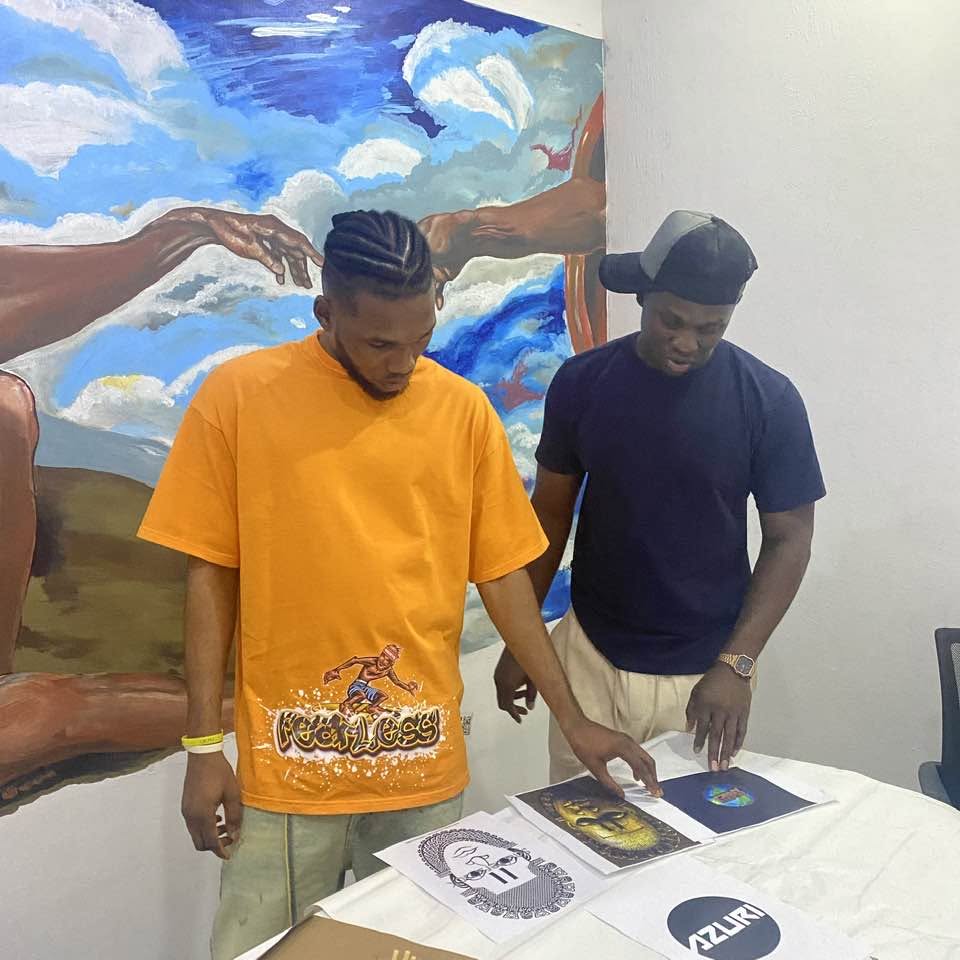 myroozah's tweet photo. One moment I was discussing design ideas with Victor AD, the next moment I was painting those ideas on his management office wall.
Art by Myro Ozah.
Title: Iyoba, Idia.
#art #mural #graffiti #painting #nigerianart #africanart #multidisciplinary https://t.co/liPUTEjbjw