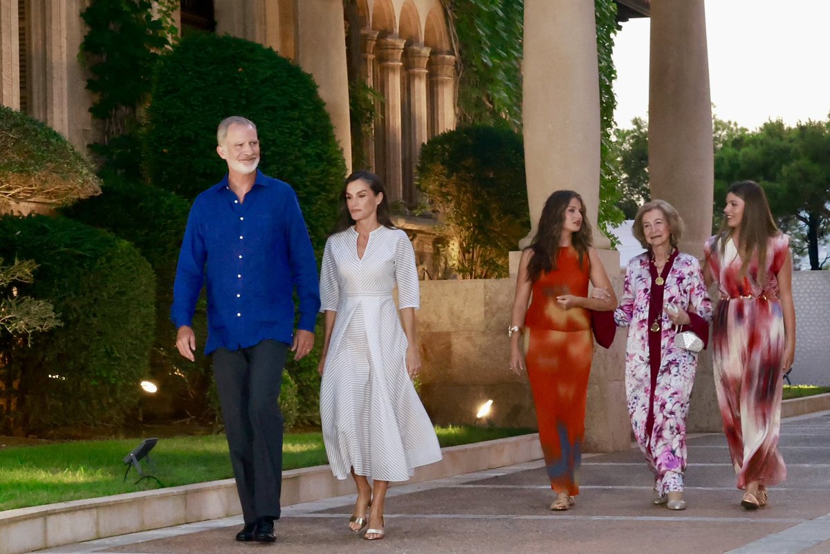 CasaReal's tweet photo. Los Reyes, acompañados por la Princesa de Asturias, la Infanta Sofía y la Reina Sofía, ofrecen la tradicional recepción estival en el Palacio de Marivent a una representación de la sociedad balear. 

➡️https://t.co/q7E4dBg3r4 https://t.co/JUoSHH97HZ