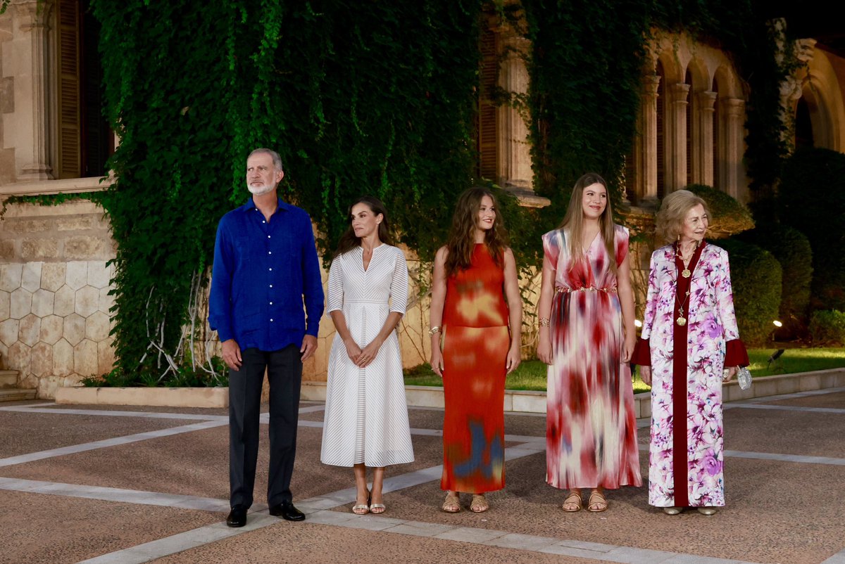 CasaReal's tweet photo. Los Reyes, acompañados por la Princesa de Asturias, la Infanta Sofía y la Reina Sofía, ofrecen la tradicional recepción estival en el Palacio de Marivent a una representación de la sociedad balear. 

➡️https://t.co/q7E4dBg3r4 https://t.co/JUoSHH97HZ