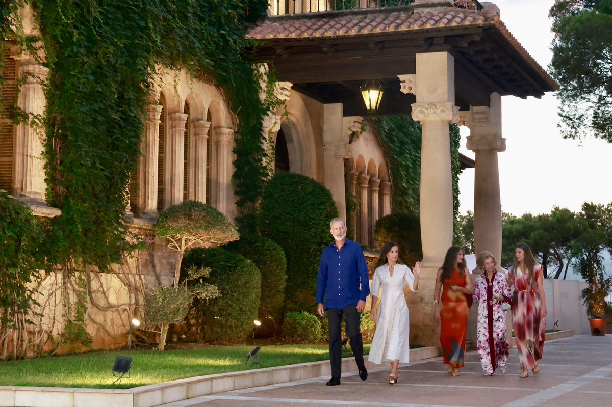 CasaReal's tweet photo. Los Reyes, acompañados por la Princesa de Asturias, la Infanta Sofía y la Reina Sofía, ofrecen la tradicional recepción estival en el Palacio de Marivent a una representación de la sociedad balear. 

➡️https://t.co/q7E4dBg3r4 https://t.co/JUoSHH97HZ