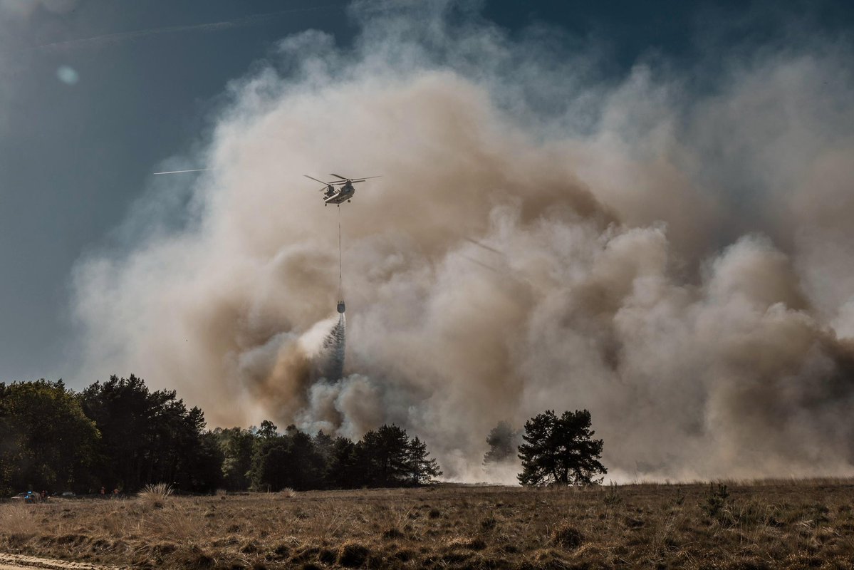 Natuurbrand in gemeente Venray bestreden met inzet van Chinook helikopters